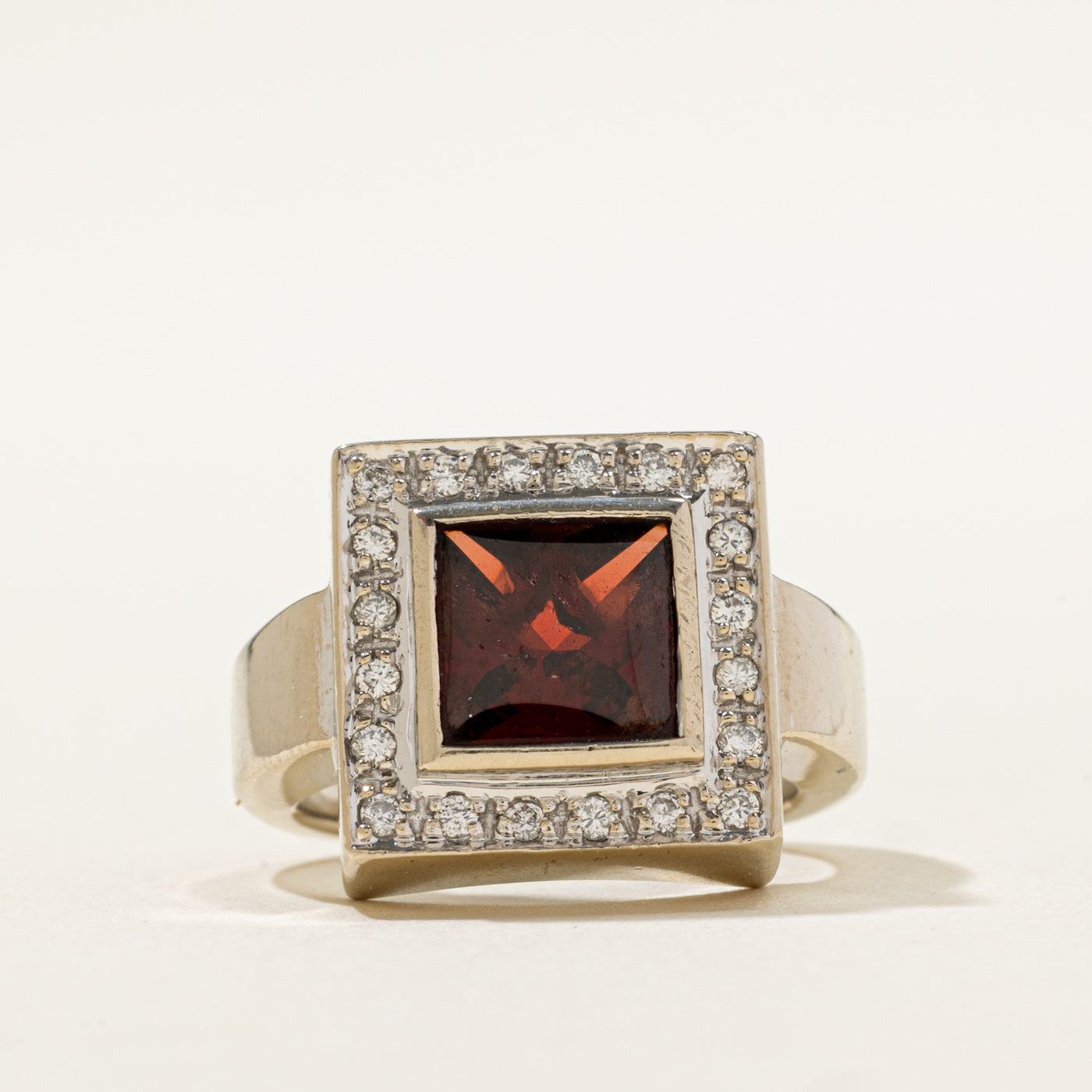 Bague cocktail sertie d'un halo de grenats et de diamants | 2,52 ct, 0,20 ct au total | Taille 4 |