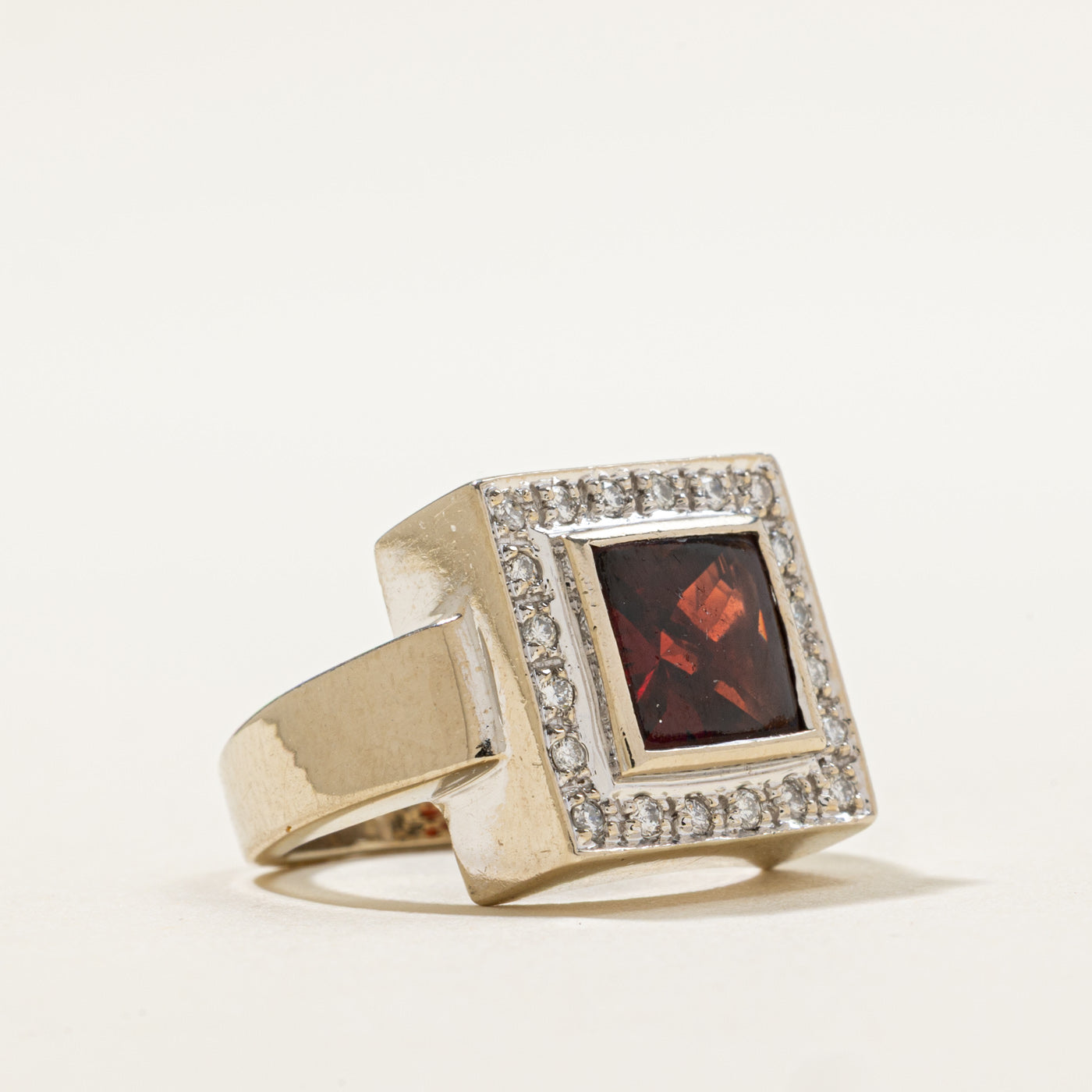 Bague cocktail sertie d'un halo de grenats et de diamants | 2,52 ct, 0,20 ct au total | Taille 4 |