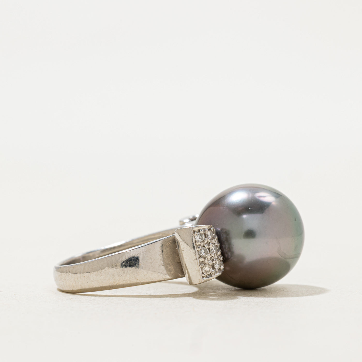 Bague en platine, perle de Tahiti et diamants | 0,17 ct | Taille 5,25 |