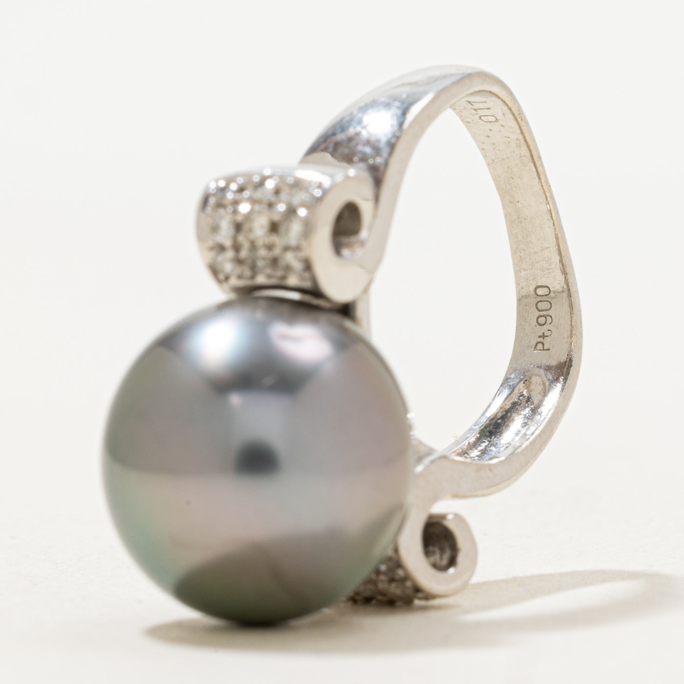 Bague en platine, perle de Tahiti et diamants | 0,17 ct | Taille 5,25 |