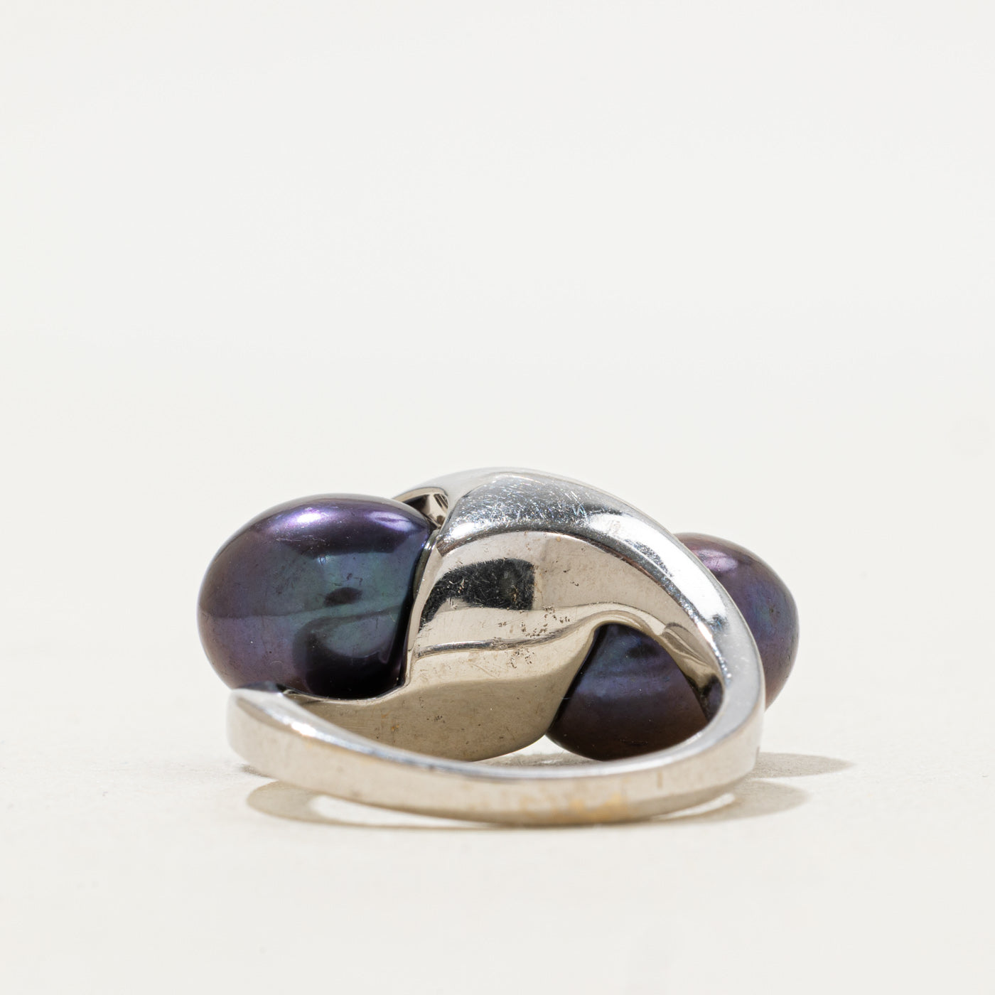 Bague contournée en perle noire et diamants | 0,20 ct au total, 14,25 ct au total | Taille 7 |