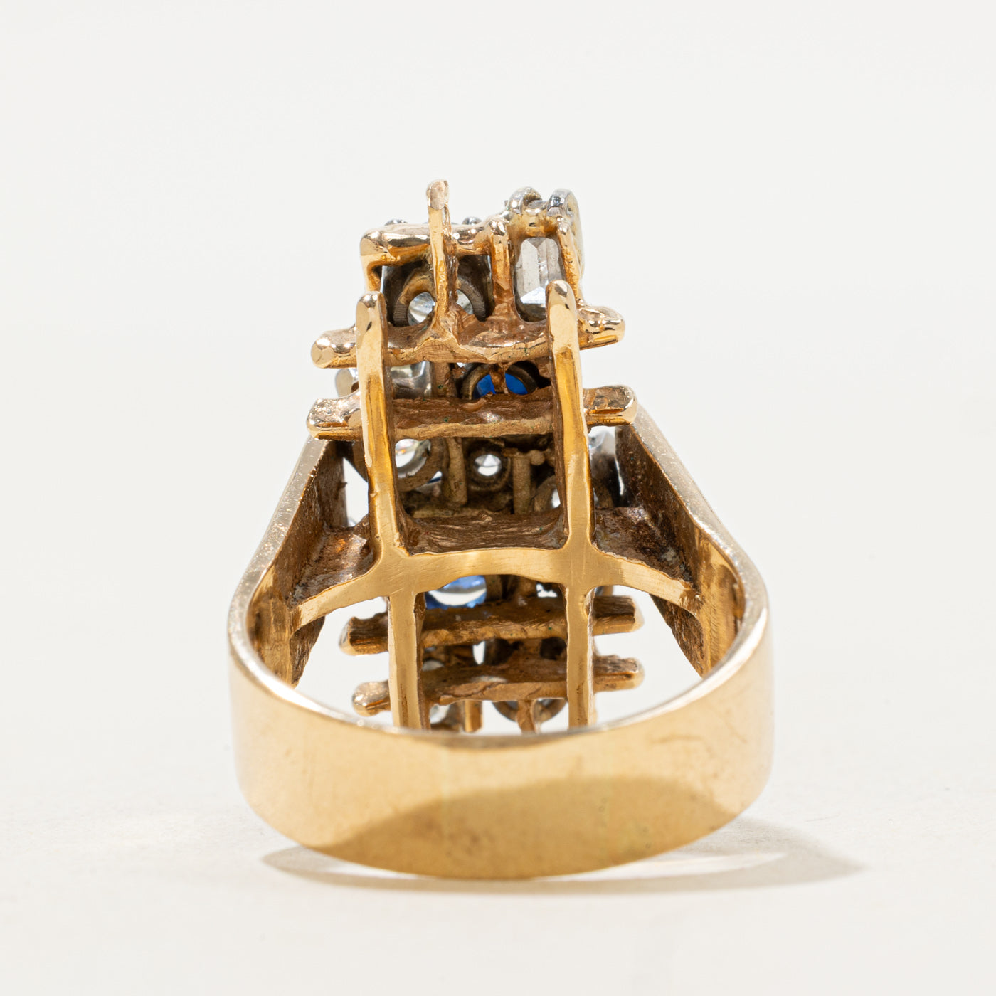 Bague abstraite en diamant, saphir synthétique et saphir | 1,08 ct, 0,9 ct, 0,25 ct | Taille 6,75 |