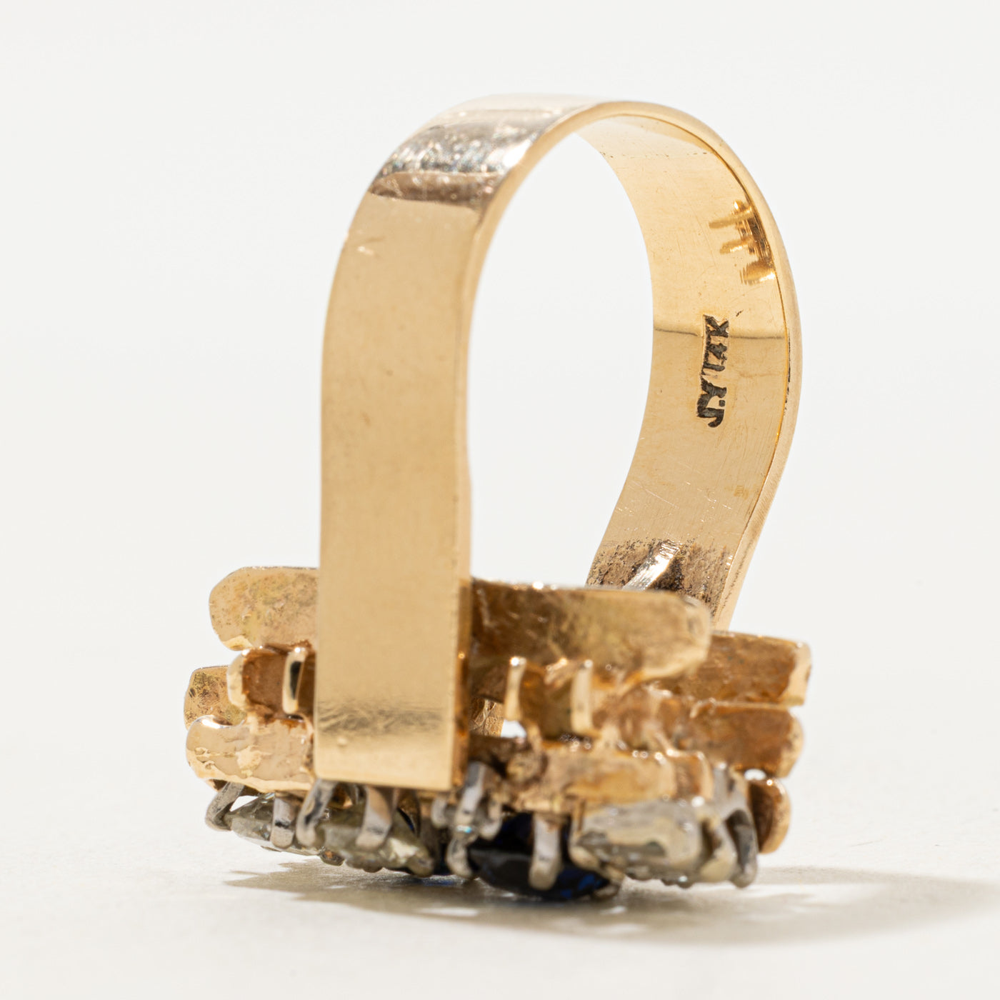 Bague abstraite en diamant, saphir synthétique et saphir | 1,08 ct, 0,9 ct, 0,25 ct | Taille 6,75 |