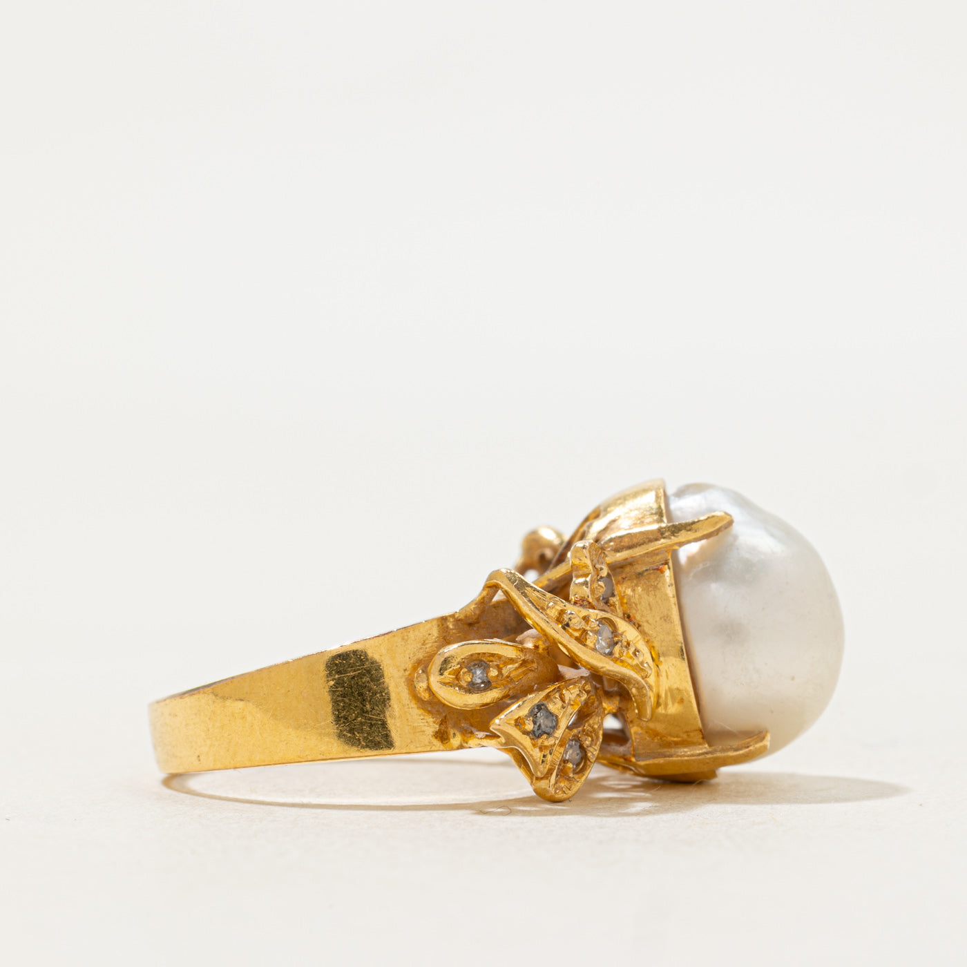 Bague baroque en perle et diamants | 12,00 ct, 0,10 ct au total | Taille 6,5 |