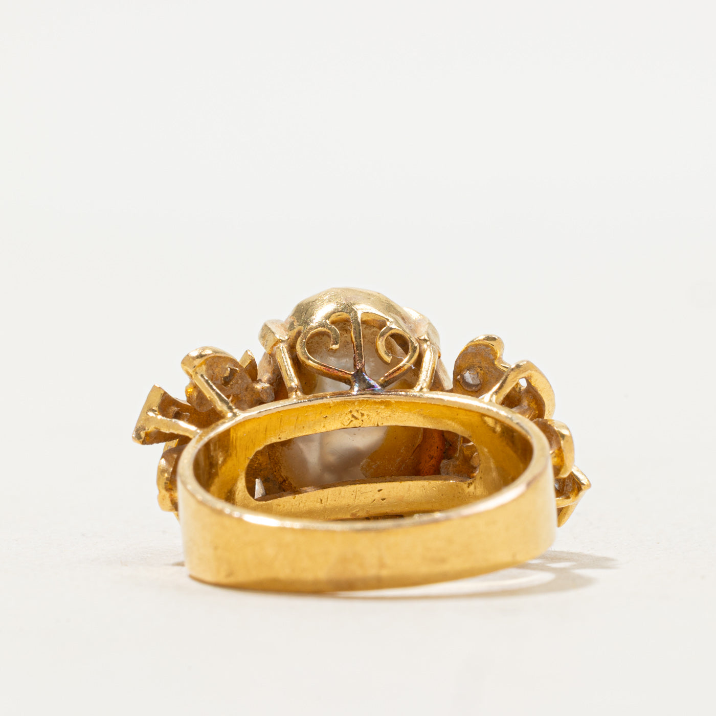 Bague baroque en perle et diamants | 12,00 ct, 0,10 ct au total | Taille 6,5 |