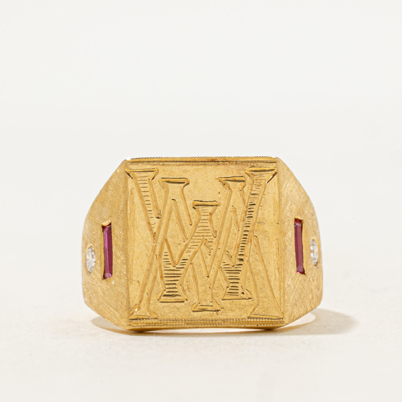 Bague « WM » en rubis synthétique et diamants | 0,24 ct, 0,10 ct | Taille 8,5 |