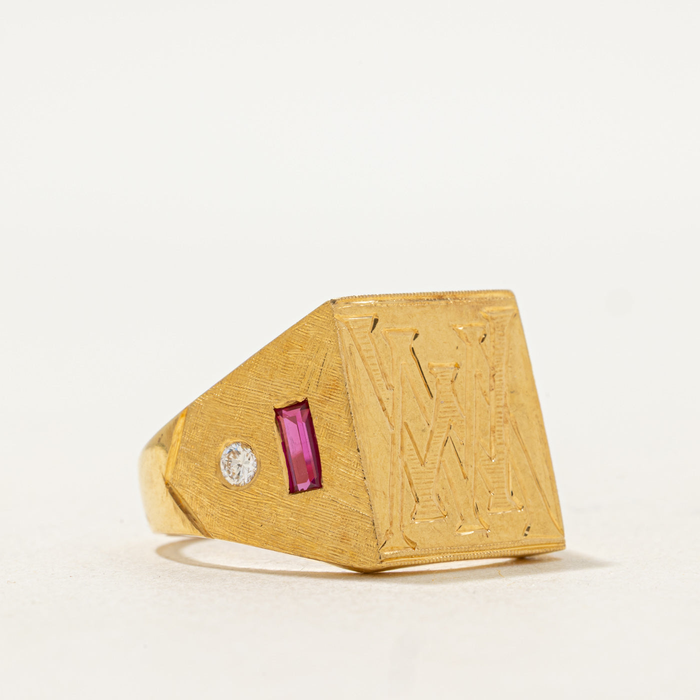 Bague « WM » en rubis synthétique et diamants | 0,24 ct, 0,10 ct | Taille 8,5 |