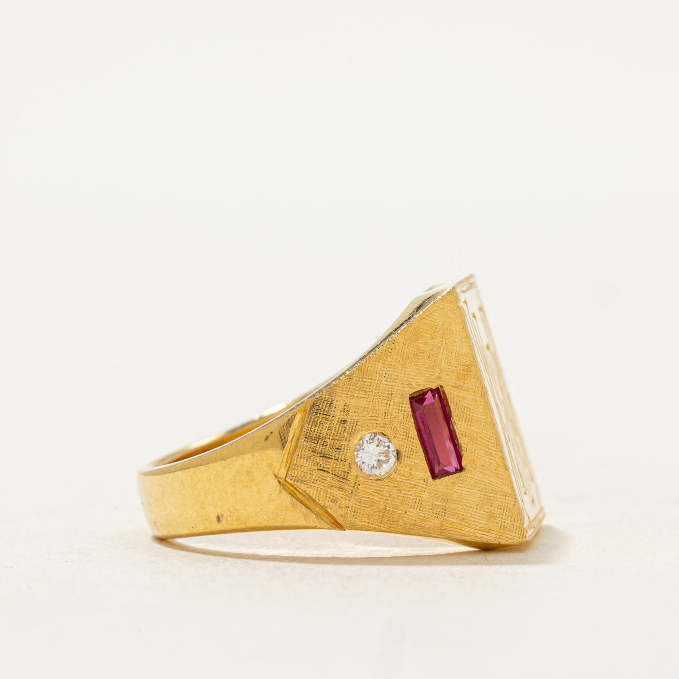 Bague « WM » en rubis synthétique et diamants | 0,24 ct, 0,10 ct | Taille 8,5 |