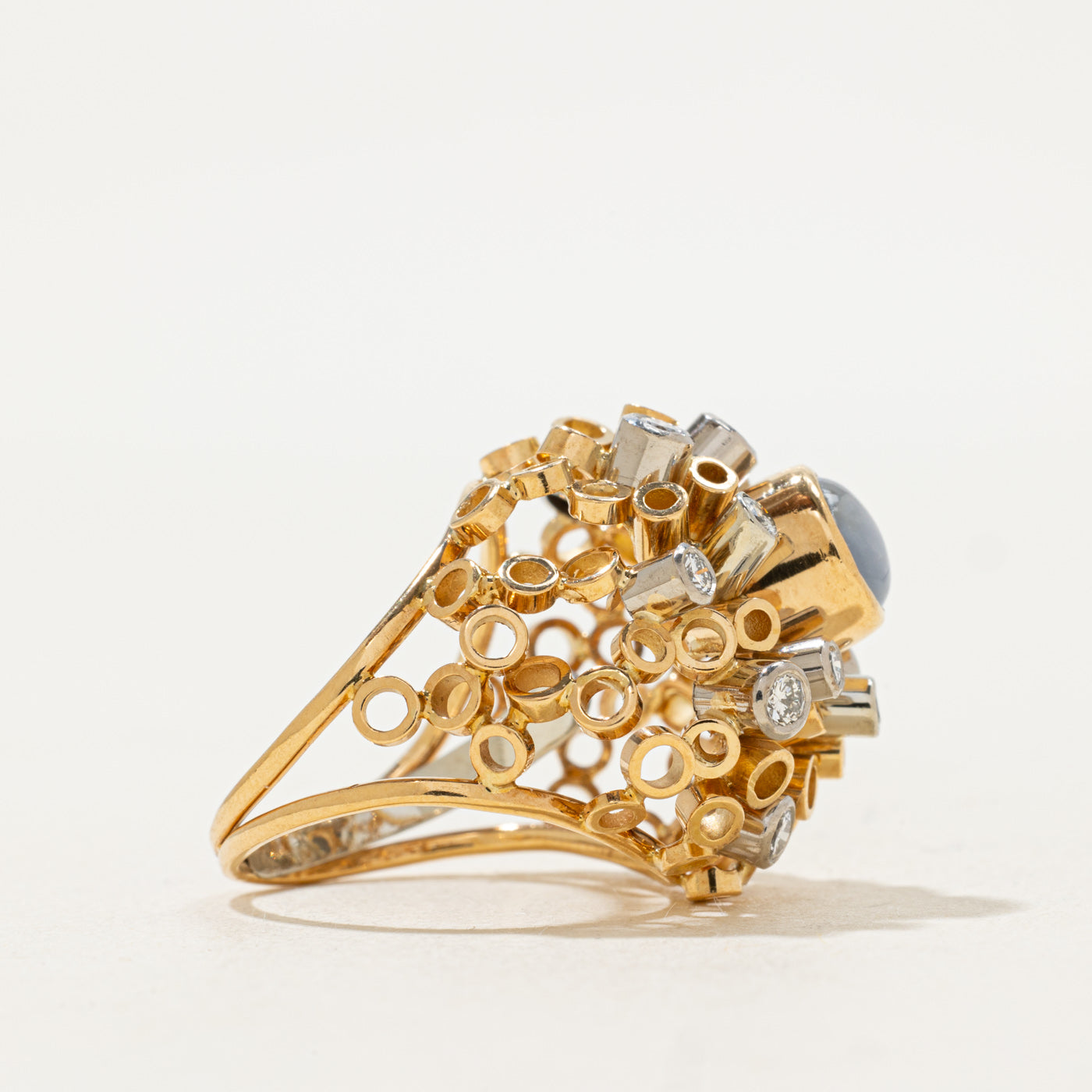 Bague cocktail saphir étoilé et diamants | 1,50 ct, 0,32 ct au total | Taille 3,5 |