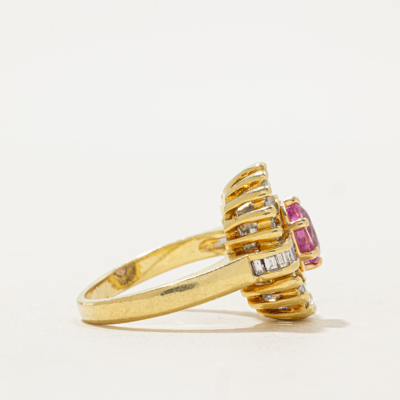 Bague cocktail en saphir rose synthétique et diamants | 1,15 ct, 0,70 ct au total | Taille 6,5 |