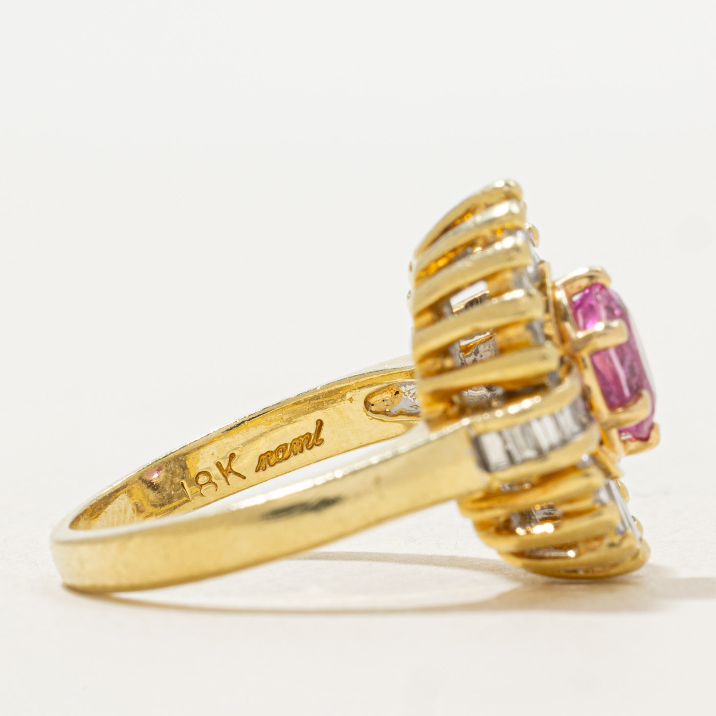 Bague cocktail en saphir rose synthétique et diamants | 1,15 ct, 0,70 ct au total | Taille 6,5 |