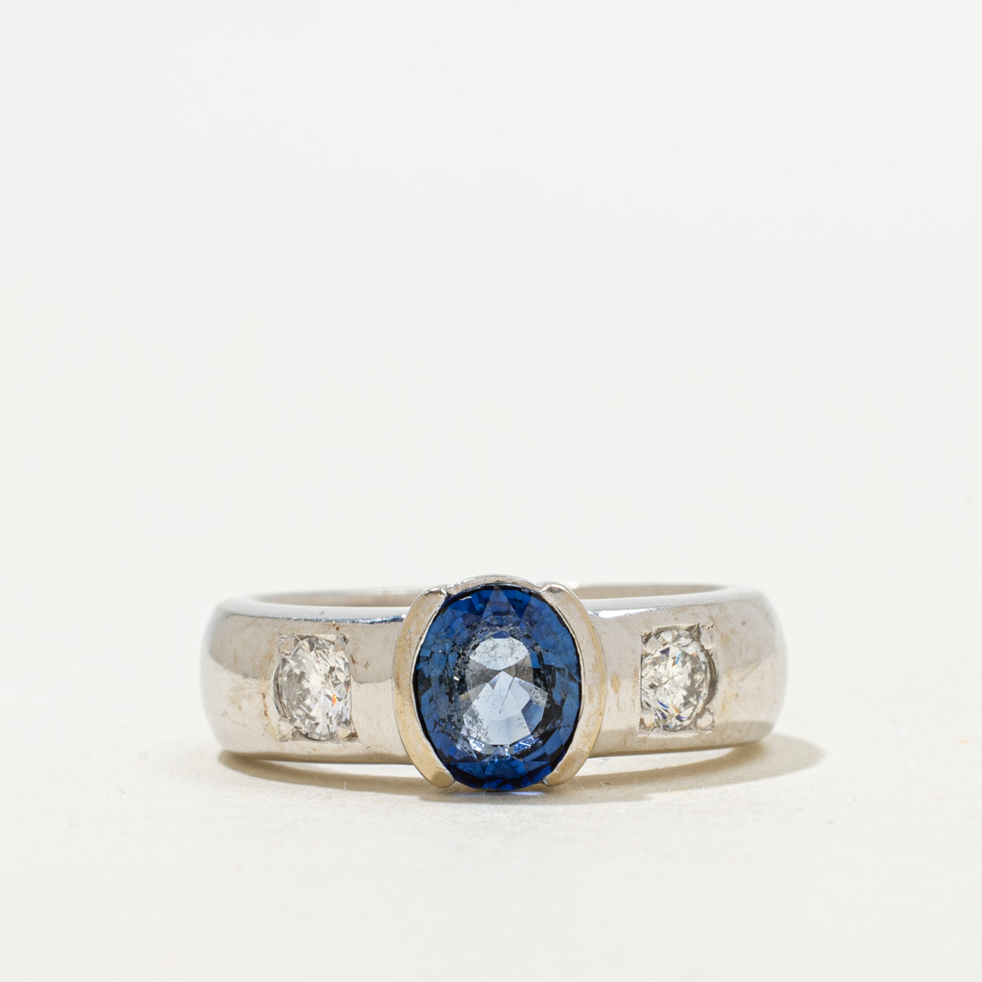 Bague trois pierres en saphir bleu et diamants sertis semi-clos | 1,50 ct, 0,30 ct au total | Taille 6,25 |