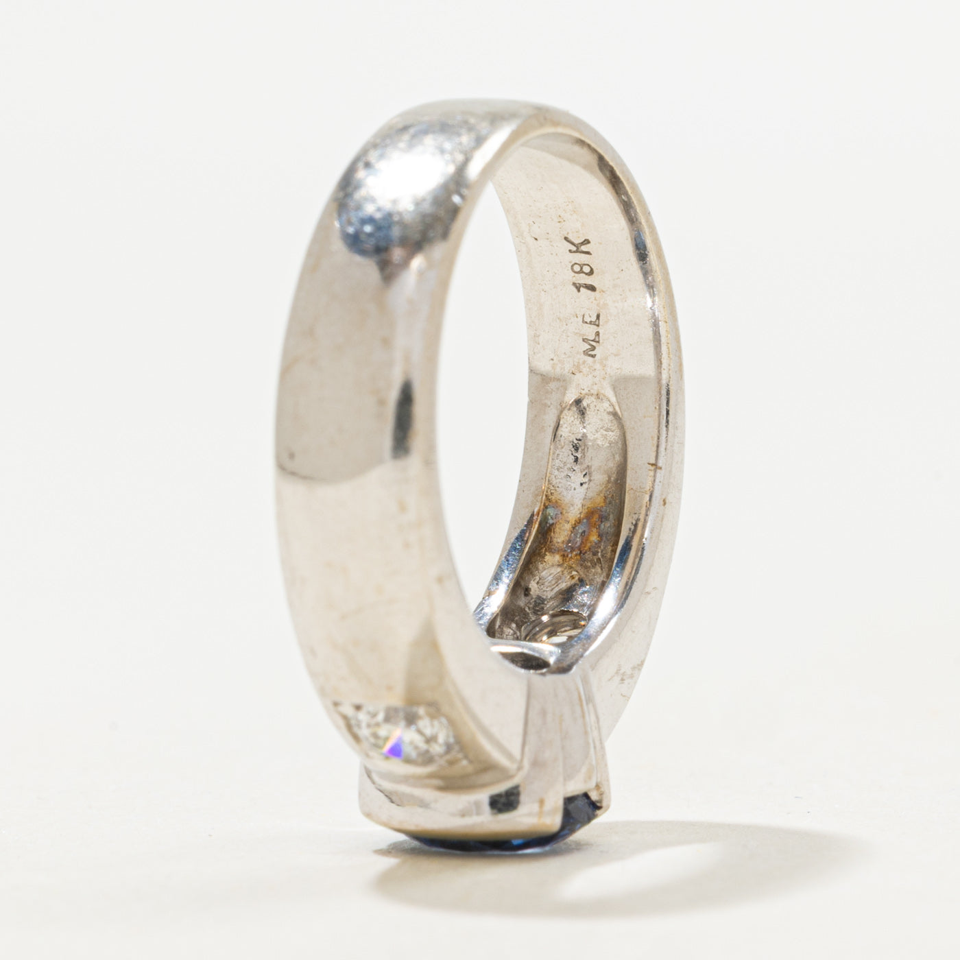 Bague trois pierres en saphir bleu et diamants sertis semi-clos | 1,50 ct, 0,30 ct au total | Taille 6,25 |