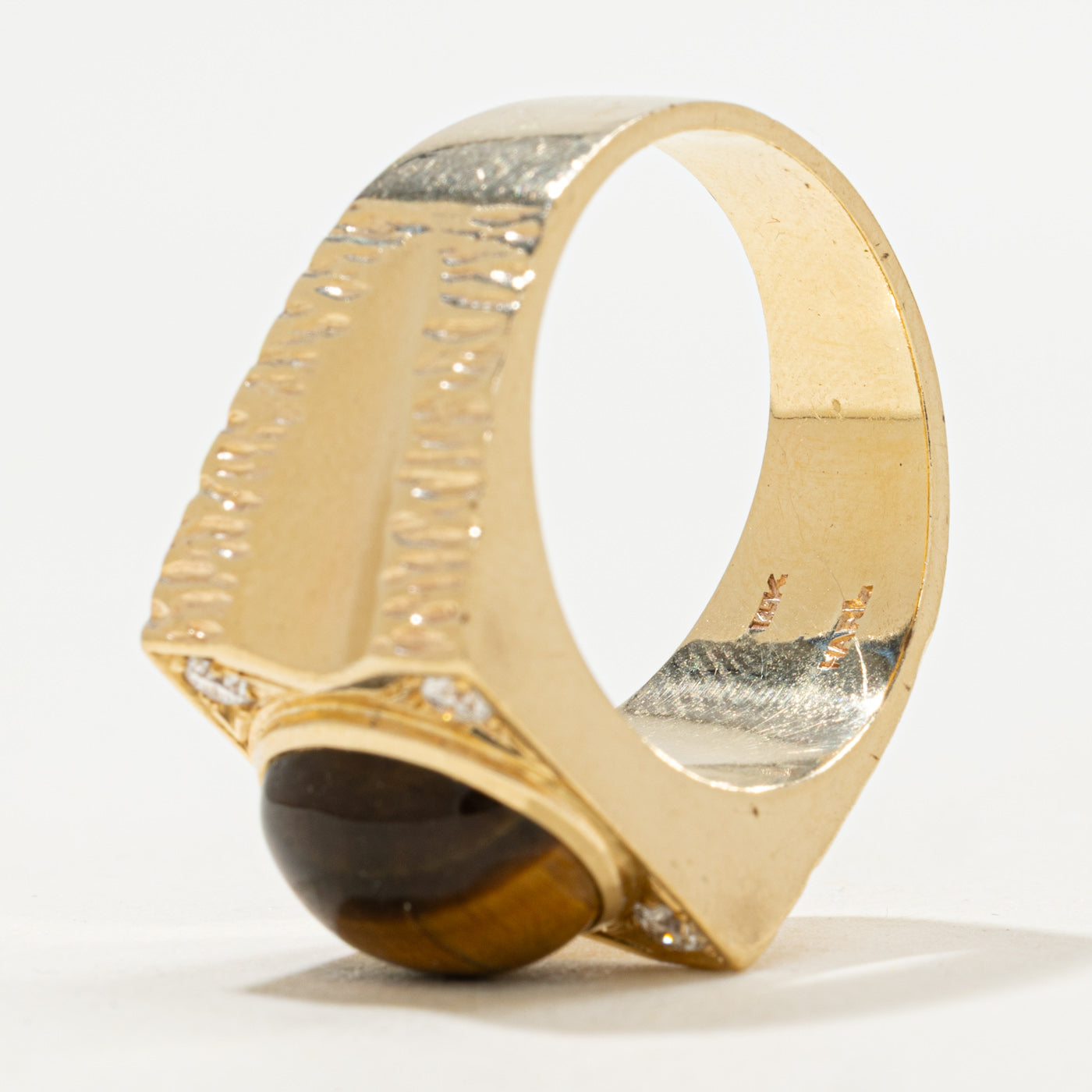 Bague chevalière œil de tigre et diamants | 4,00 ct, 0,22 ct au total | Taille 10,5 |