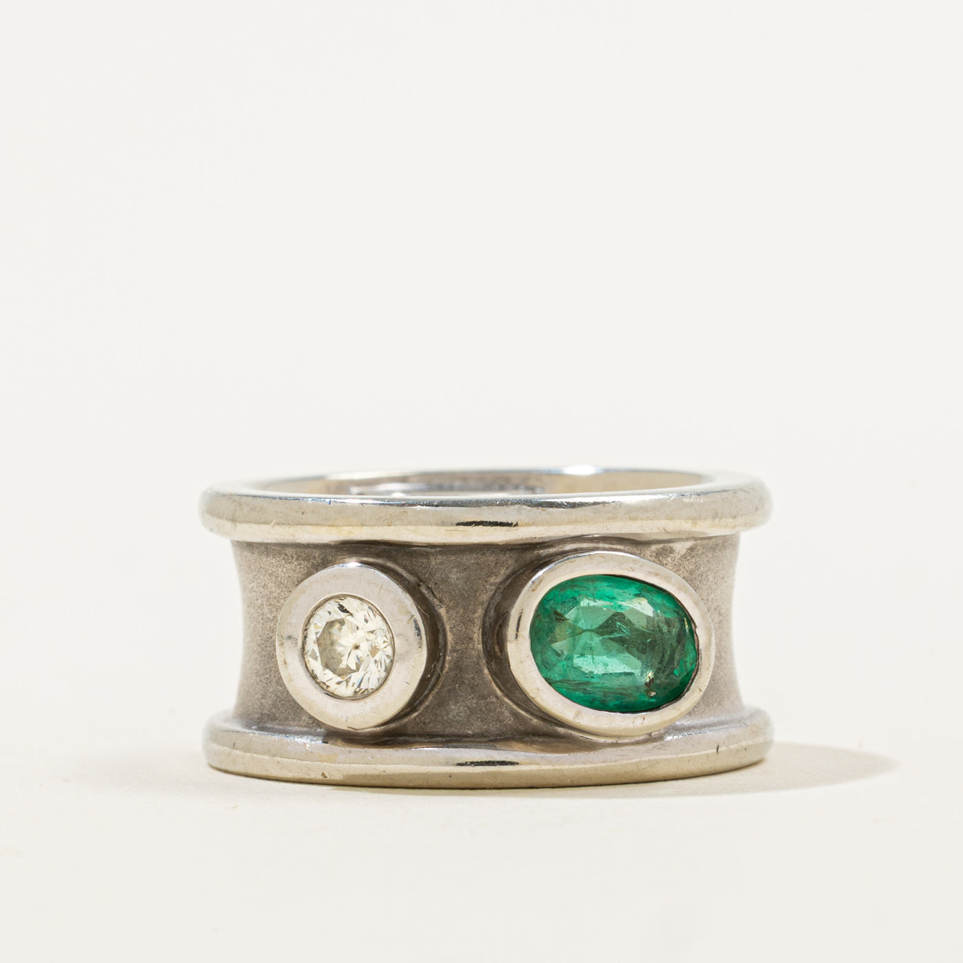 Bague sertie clos d'émeraudes et de diamants | 0,78 ct | 0,20 ct | Taille 4,5 |