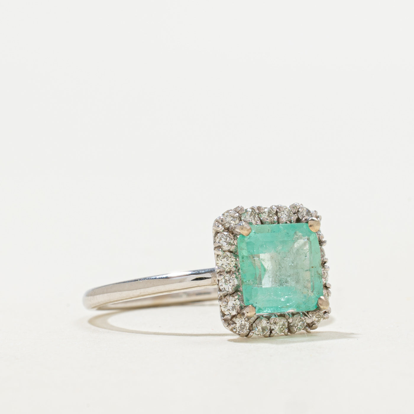 Bague halo émeraude et diamants | 1,58 ct, 0,28 ct au total | Taille 6,25 |