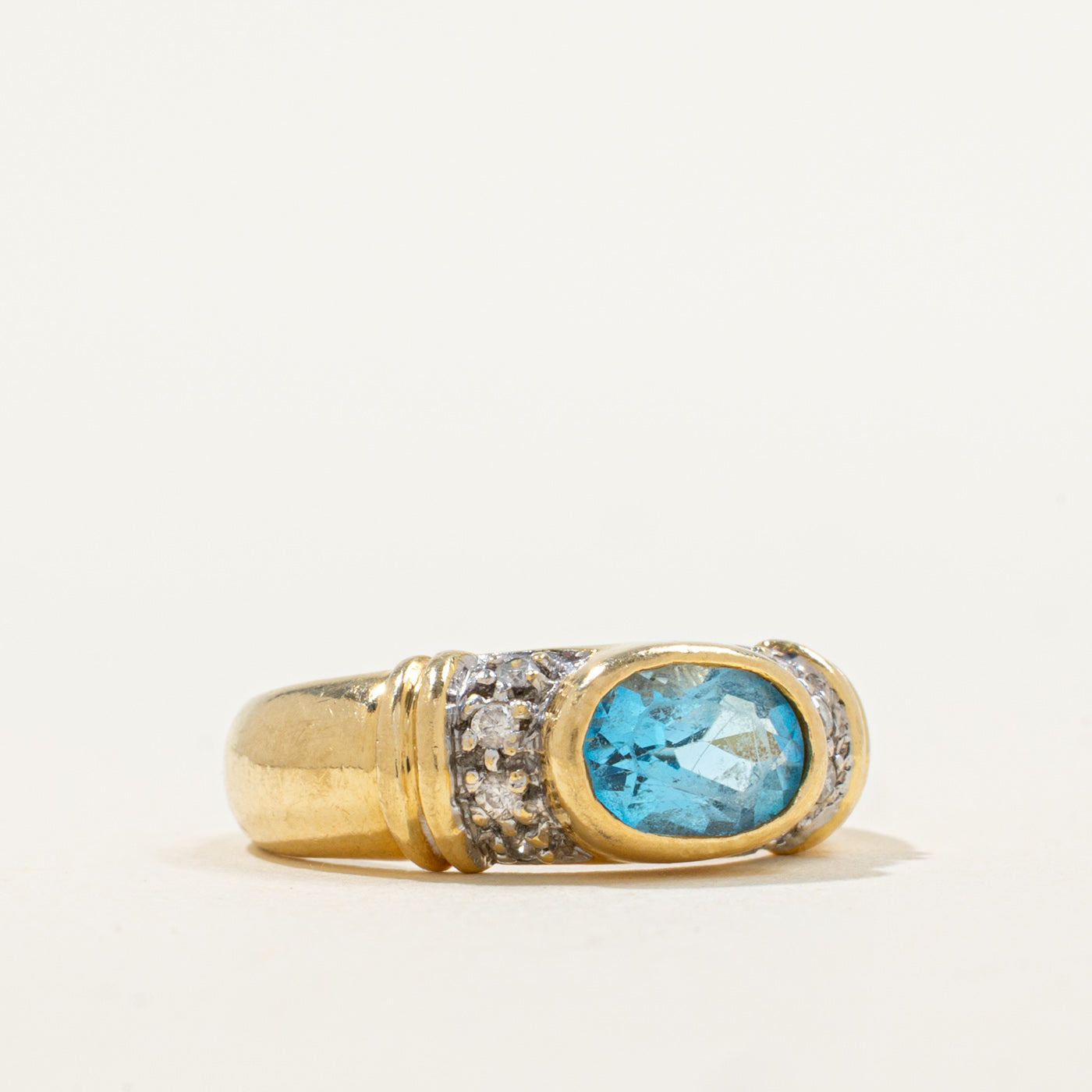 Bague en topaze bleue sertie clos est-ouest | 0,88 ct, 0,06 ct au total | Taille 6,25 |