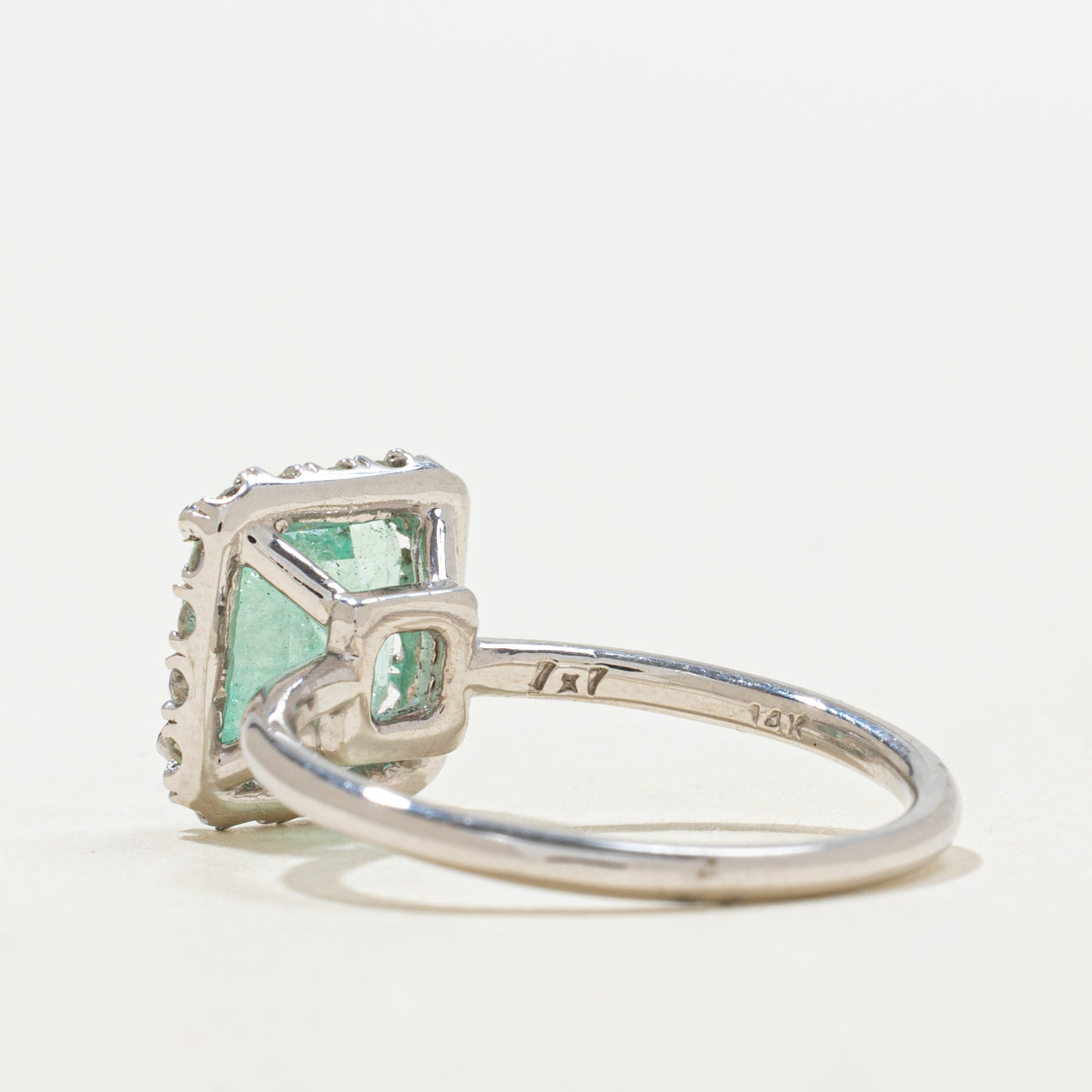 Bague halo émeraude et diamants | 1,58 ct, 0,28 ct au total | Taille 6,25 |