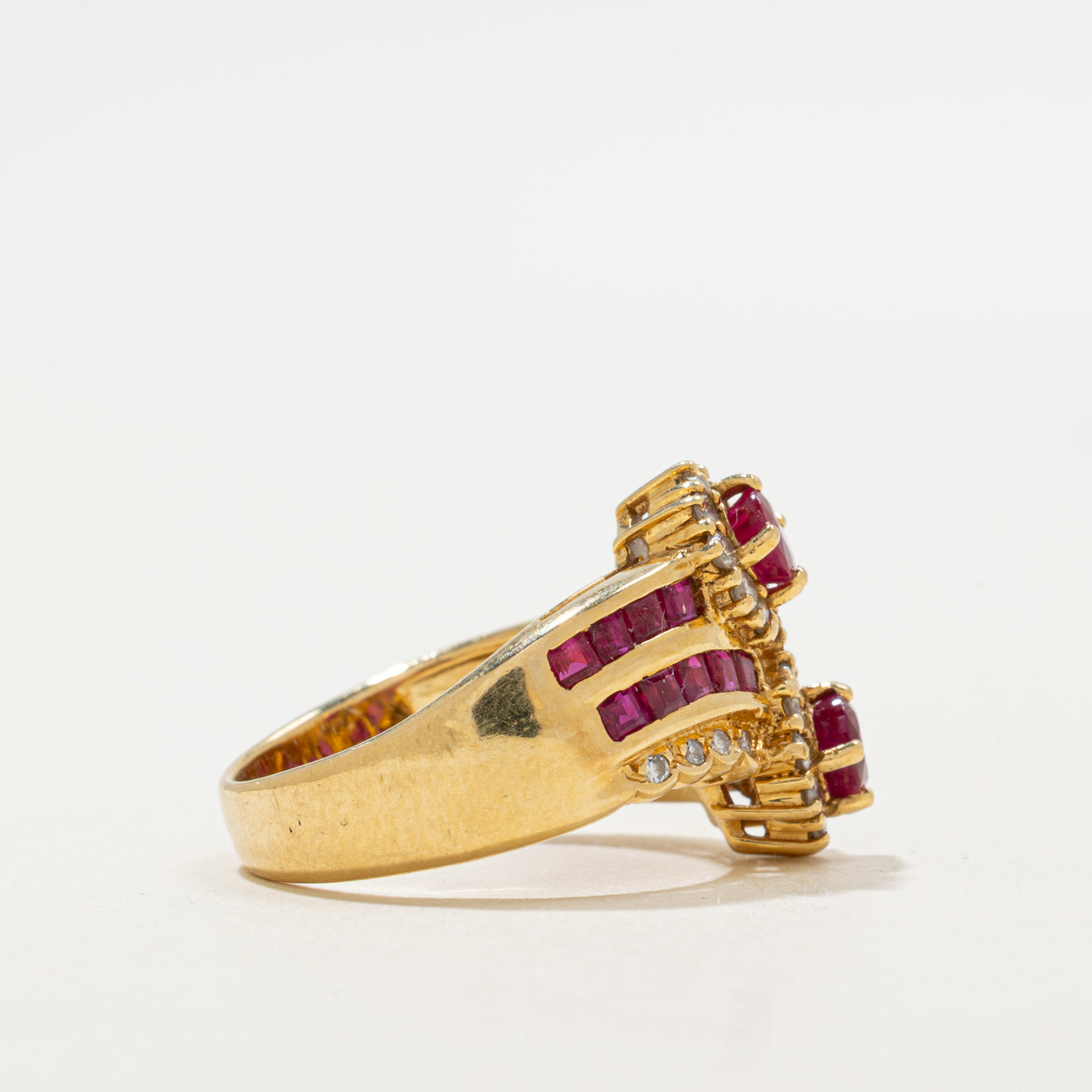 Bague halo contour en or 18 carats sertie de rubis et de diamants | 2,05 ct au total, 0,45 ct au total | Taille 7,5