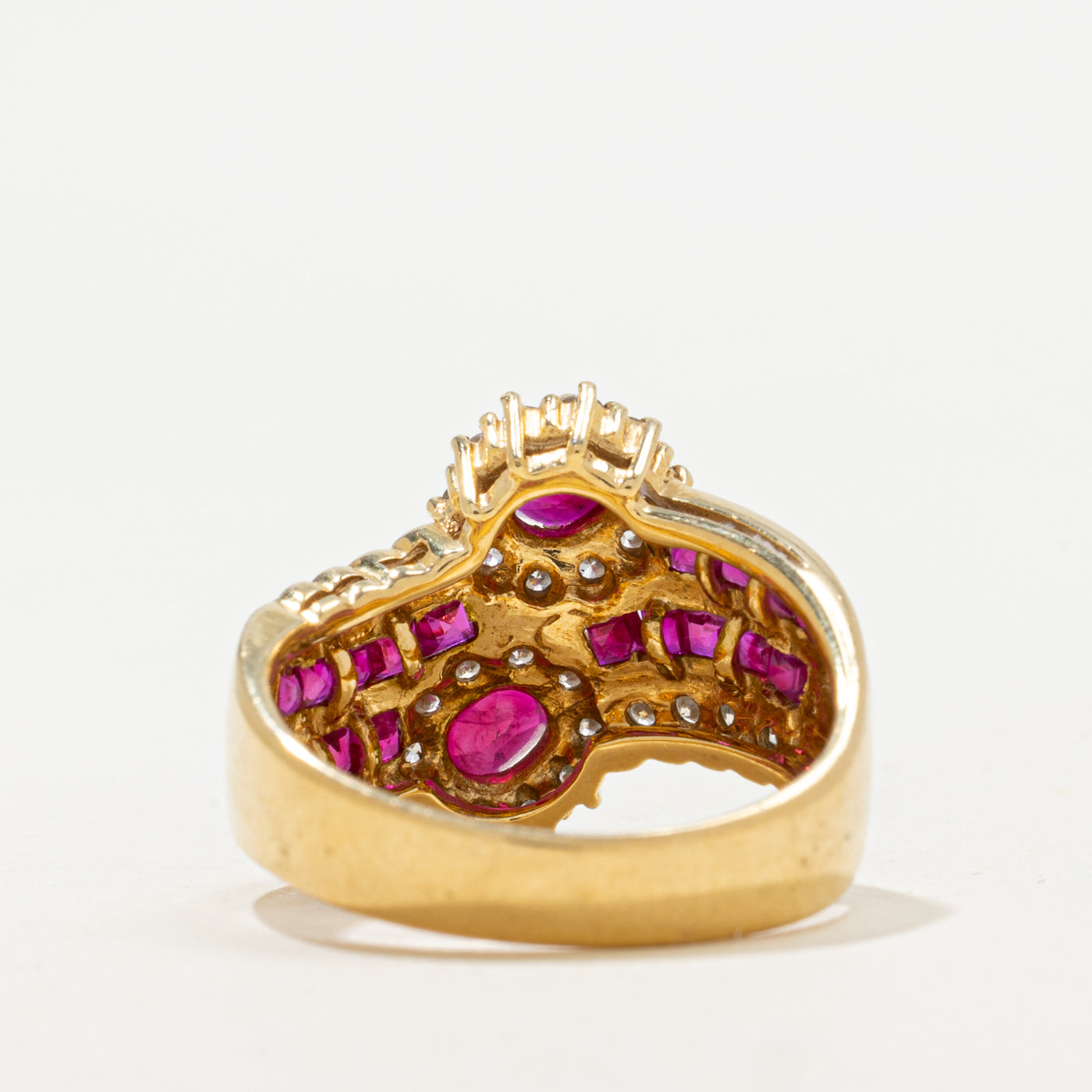 Bague halo contour en or 18 carats sertie de rubis et de diamants | 2,05 ct au total, 0,45 ct au total | Taille 7,5