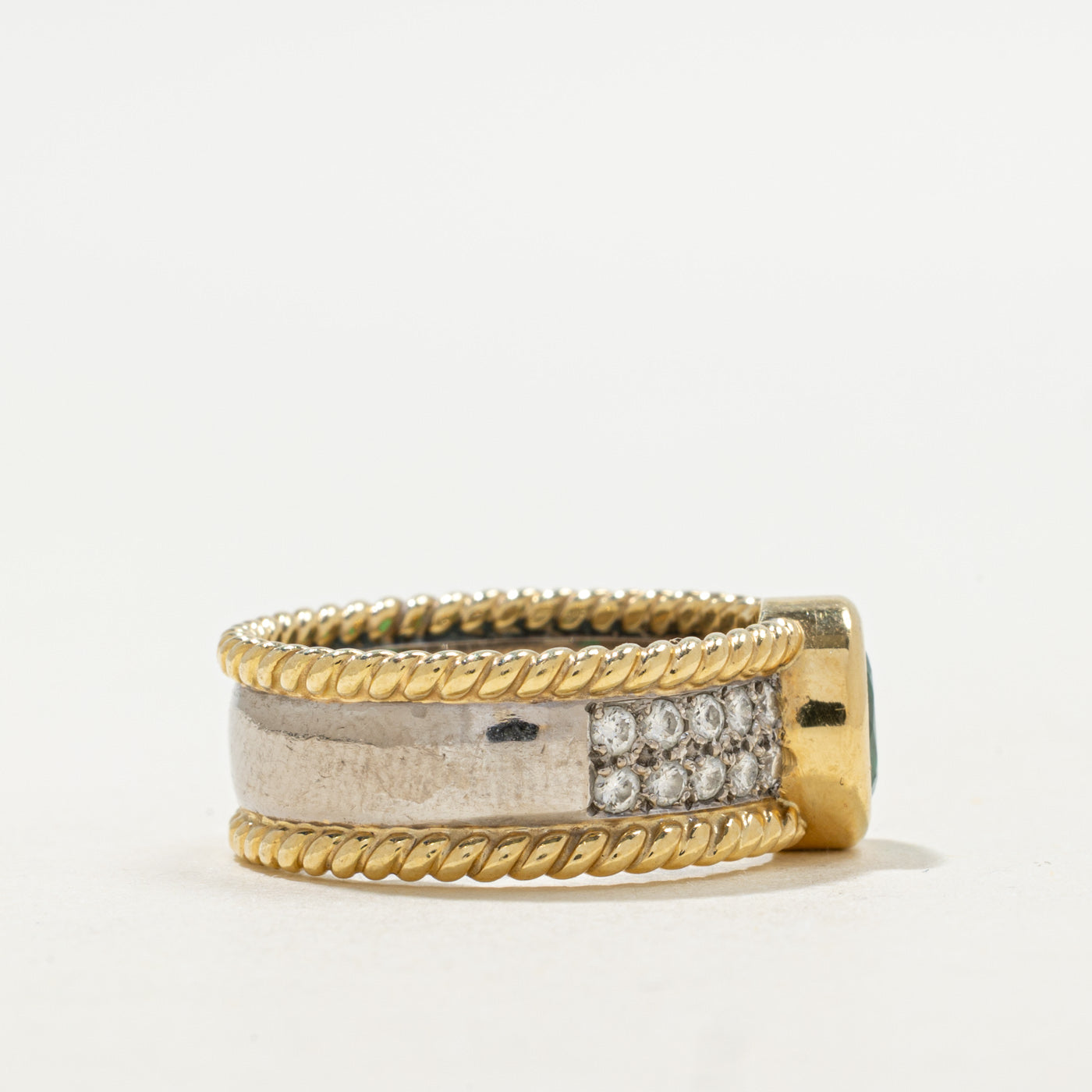 Bague sertie clos d'une émeraude et de diamants | 1,14 ct, 1,50 ct au total | Taille 5