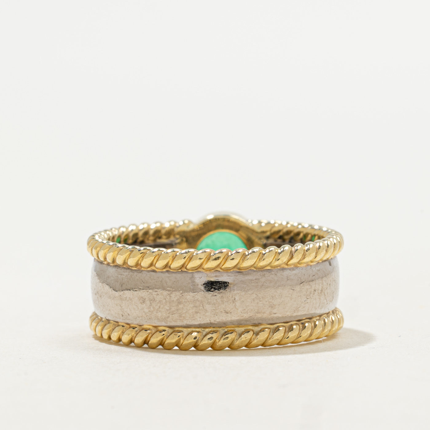 Bague sertie clos d'une émeraude et de diamants | 1,14 ct, 1,50 ct au total | Taille 5