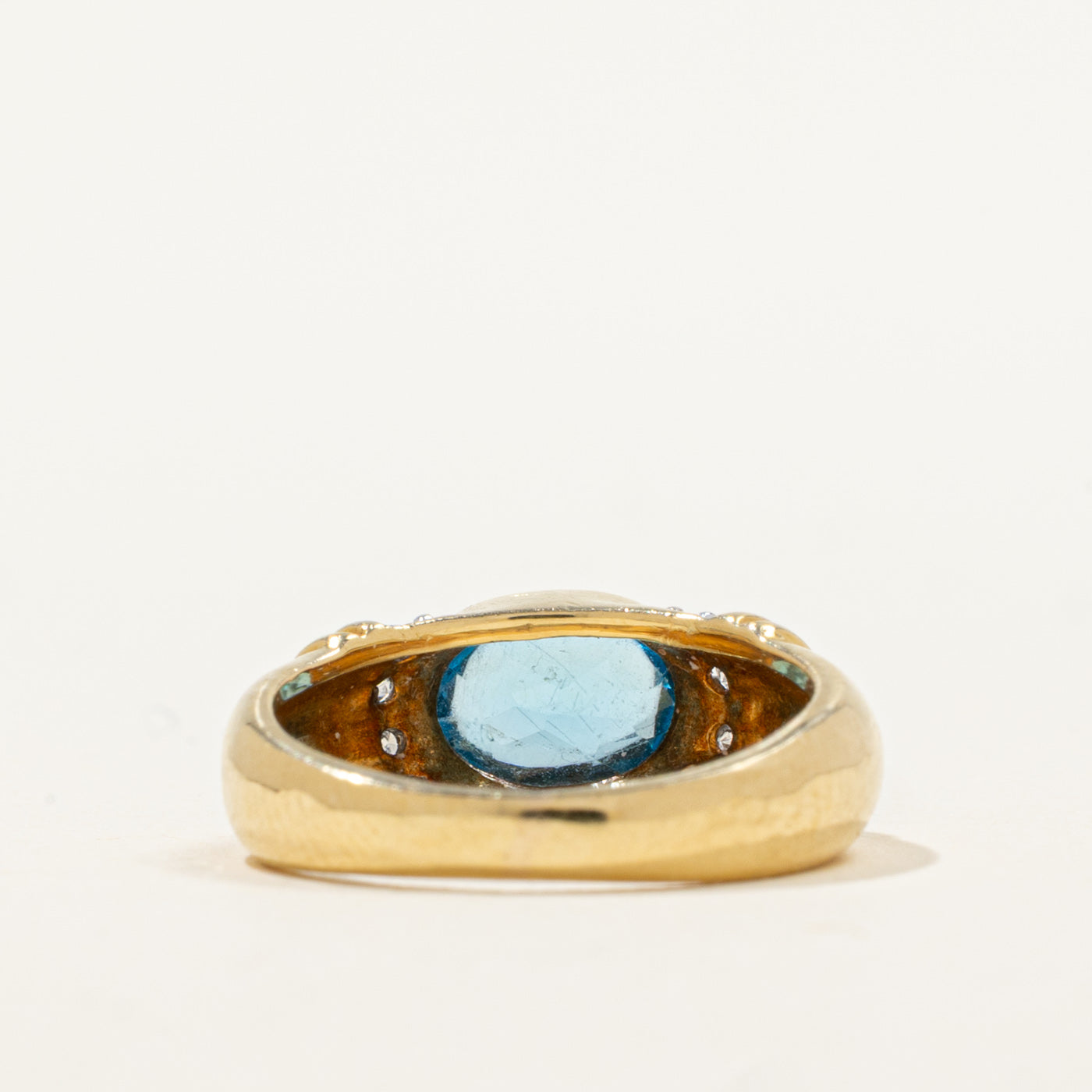 Bague en topaze bleue sertie clos est-ouest | 0,88 ct, 0,06 ct au total | Taille 6,25 |