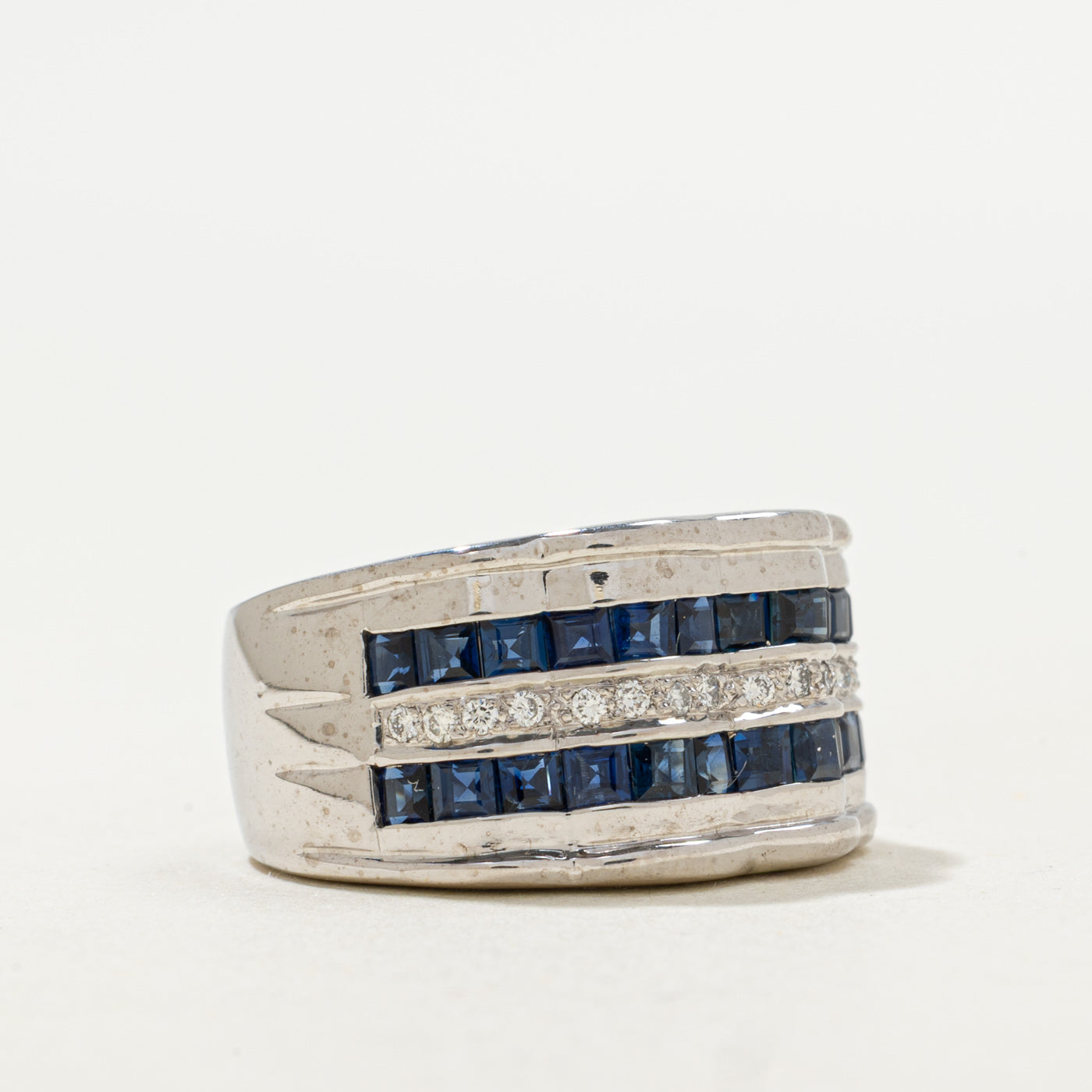 Bague festonnée sertie de saphirs et de diamants en canal | 2,61 ct, 0,14 ct au total | Taille 5,75