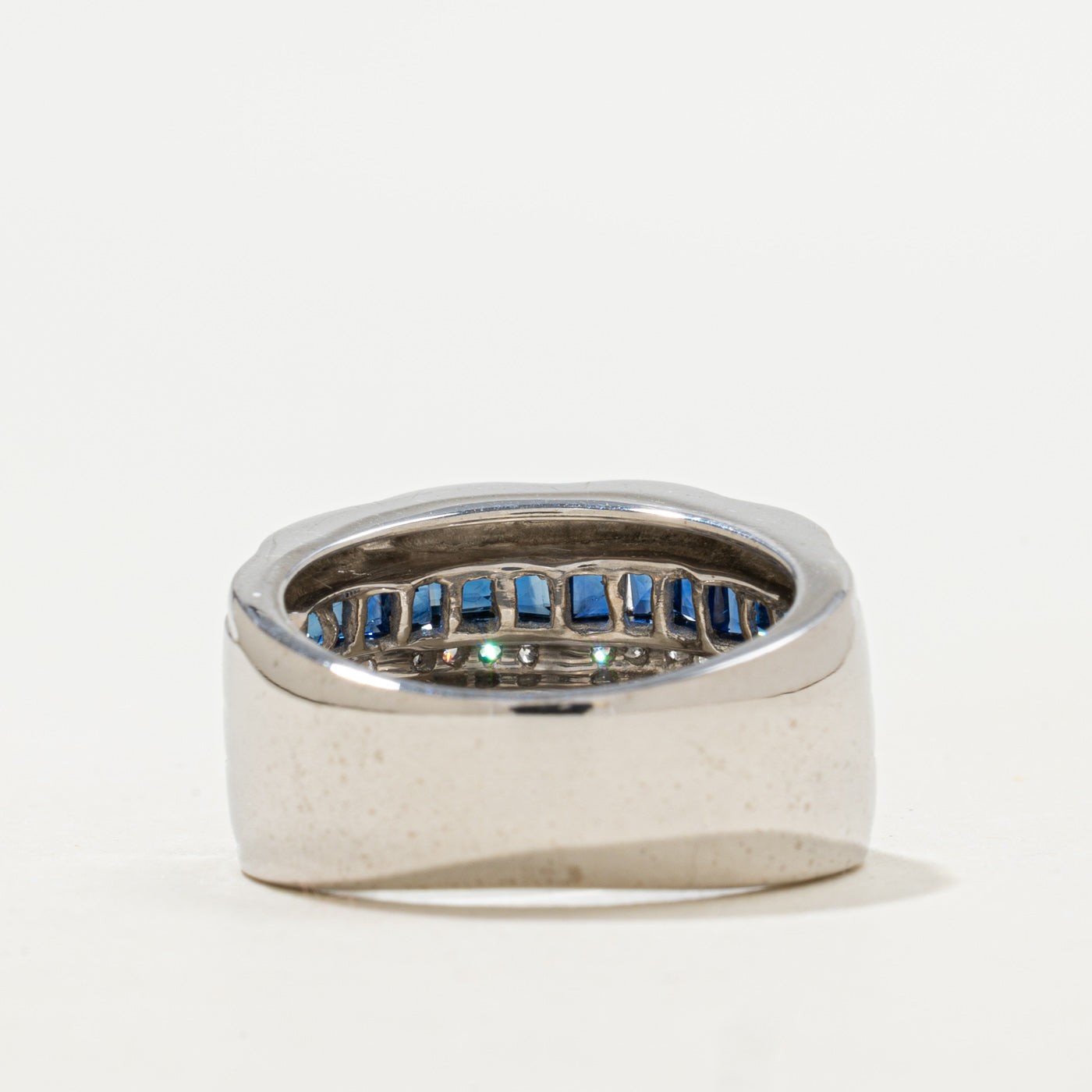 Bague festonnée sertie de saphirs et de diamants en canal | 2,61 ct, 0,14 ct au total | Taille 5,75