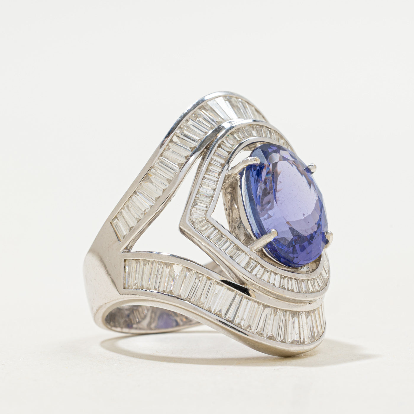 Bague en or blanc 18 carats, tanzanite et diamants | 5,70 ct, 3,09 ct au total | Taille 7