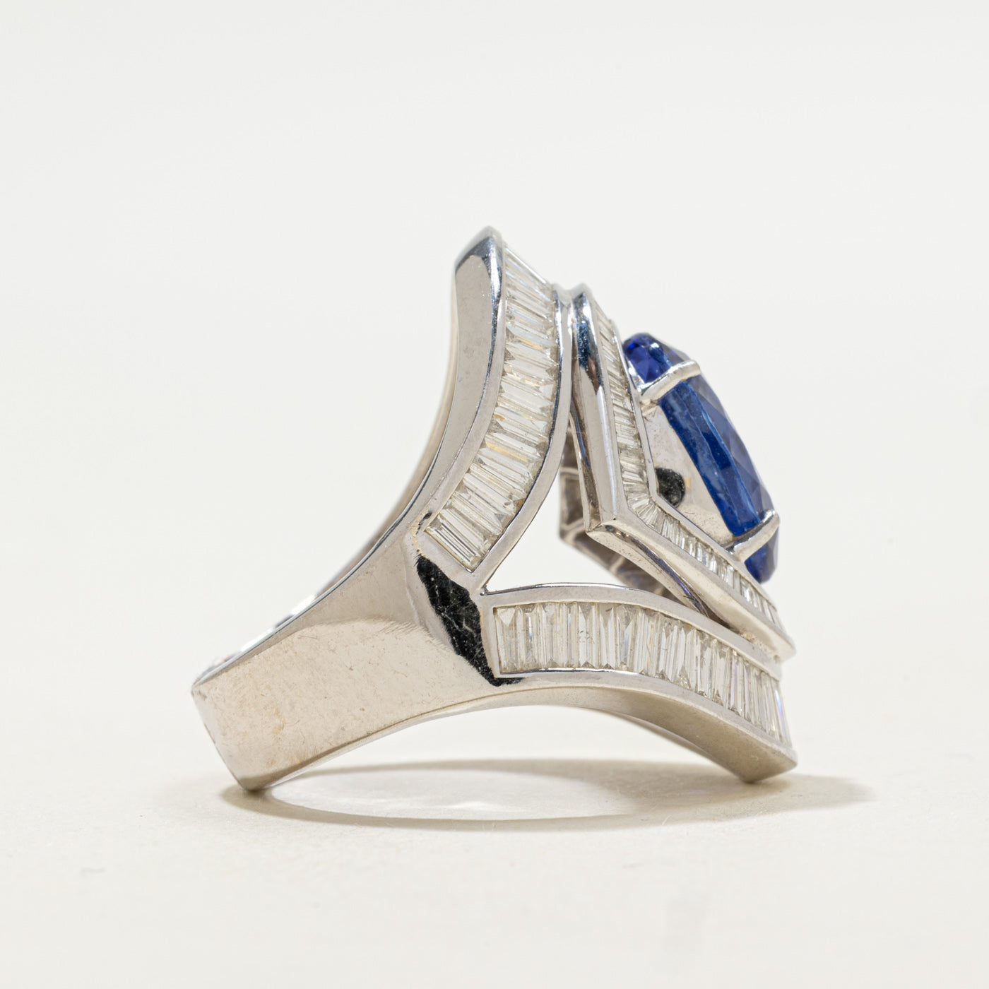 Bague en or blanc 18 carats, tanzanite et diamants | 5,70 ct, 3,09 ct au total | Taille 7