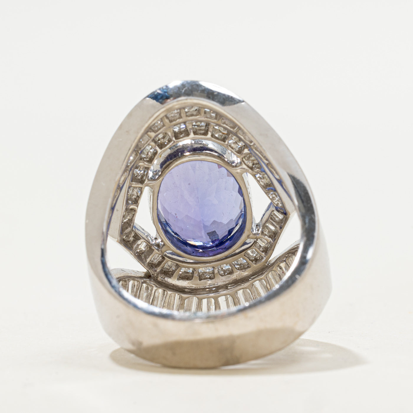 Bague en or blanc 18 carats, tanzanite et diamants | 5,70 ct, 3,09 ct au total | Taille 7