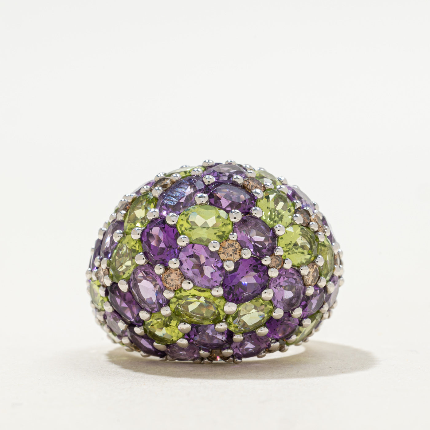 Bague en or 18 carats sertie de péridot, d'améthyste et de diamants | Poids total des pierres : 6,28 ct, 7,45 ct, 1,42 ct | Taille 6,5