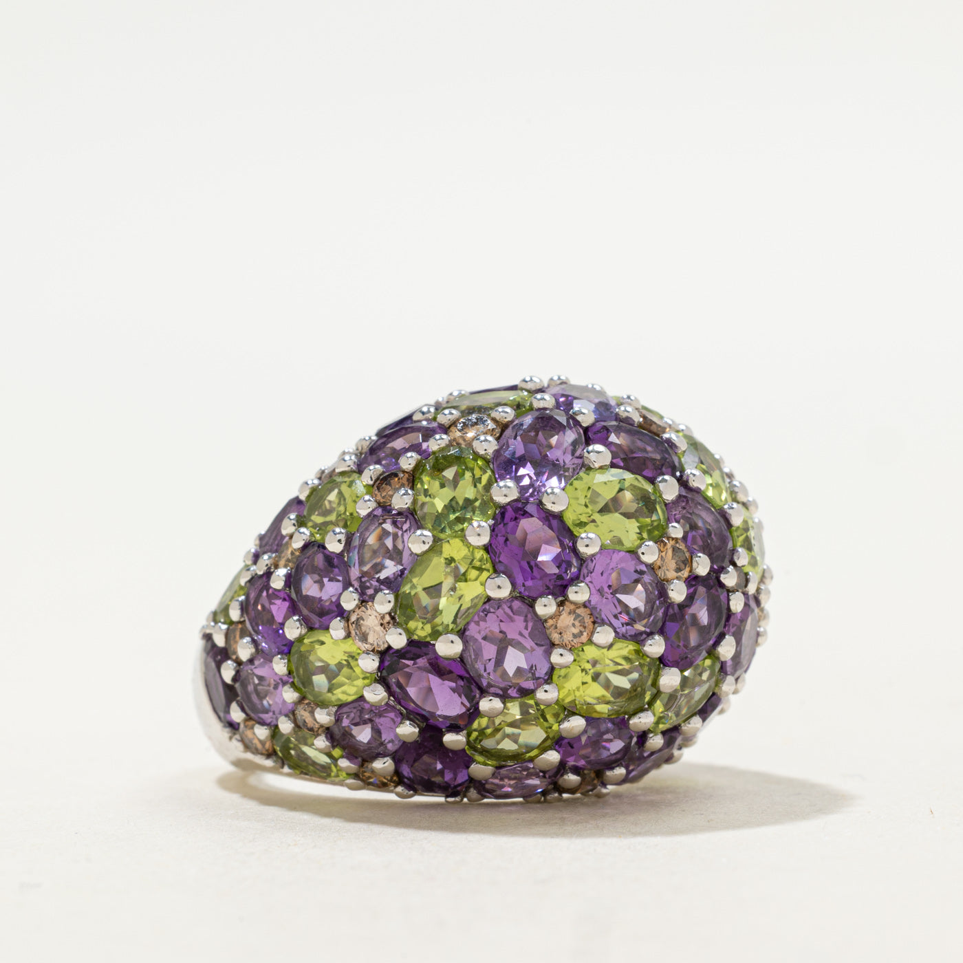 Bague en or 18 carats sertie de péridot, d'améthyste et de diamants | Poids total des pierres : 6,28 ct, 7,45 ct, 1,42 ct | Taille 6,5