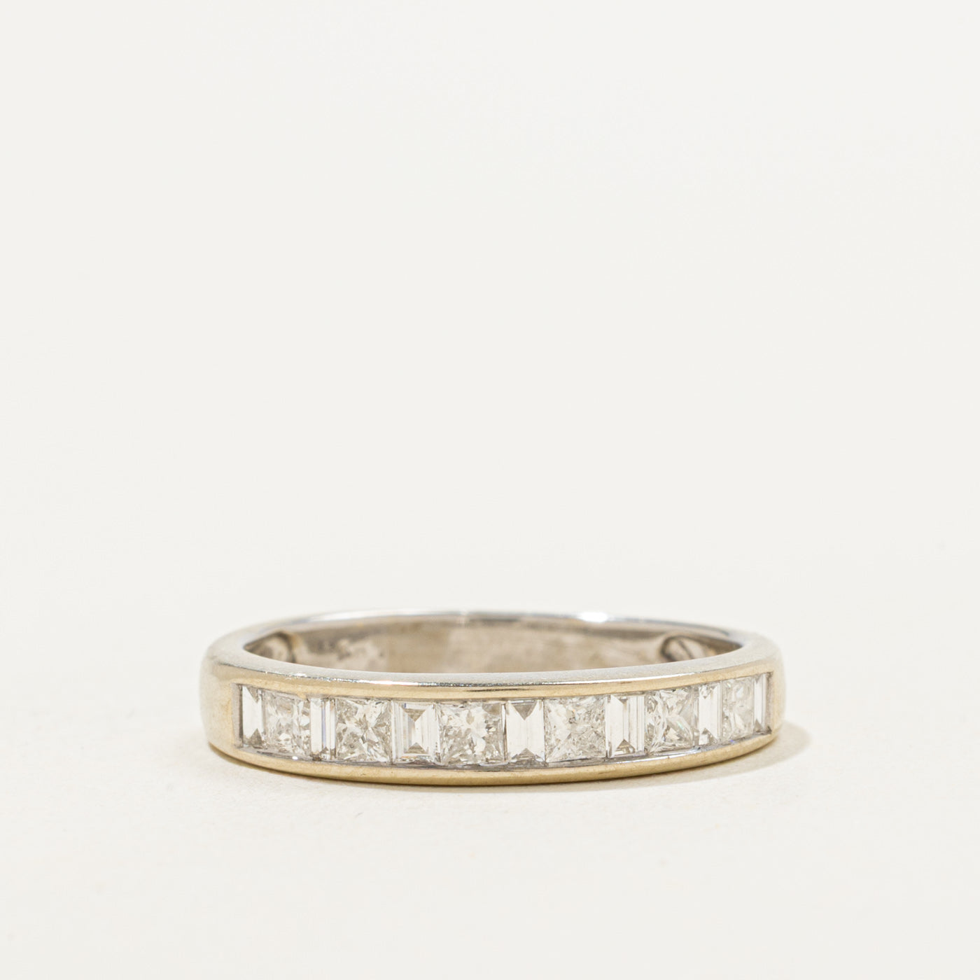 Bague sertie de diamants en canal | 0,64 ct | Taille 5,75 |