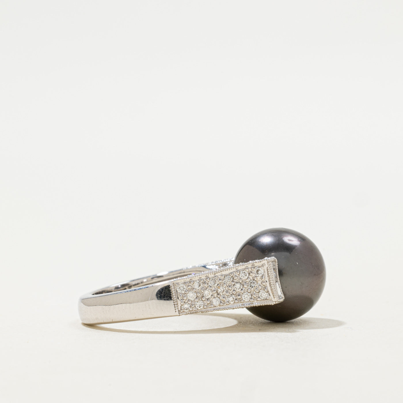 Bague cocktail en perle des mers du Sud de Tahiti et diamants | 0,68 ct | Taille 7 |