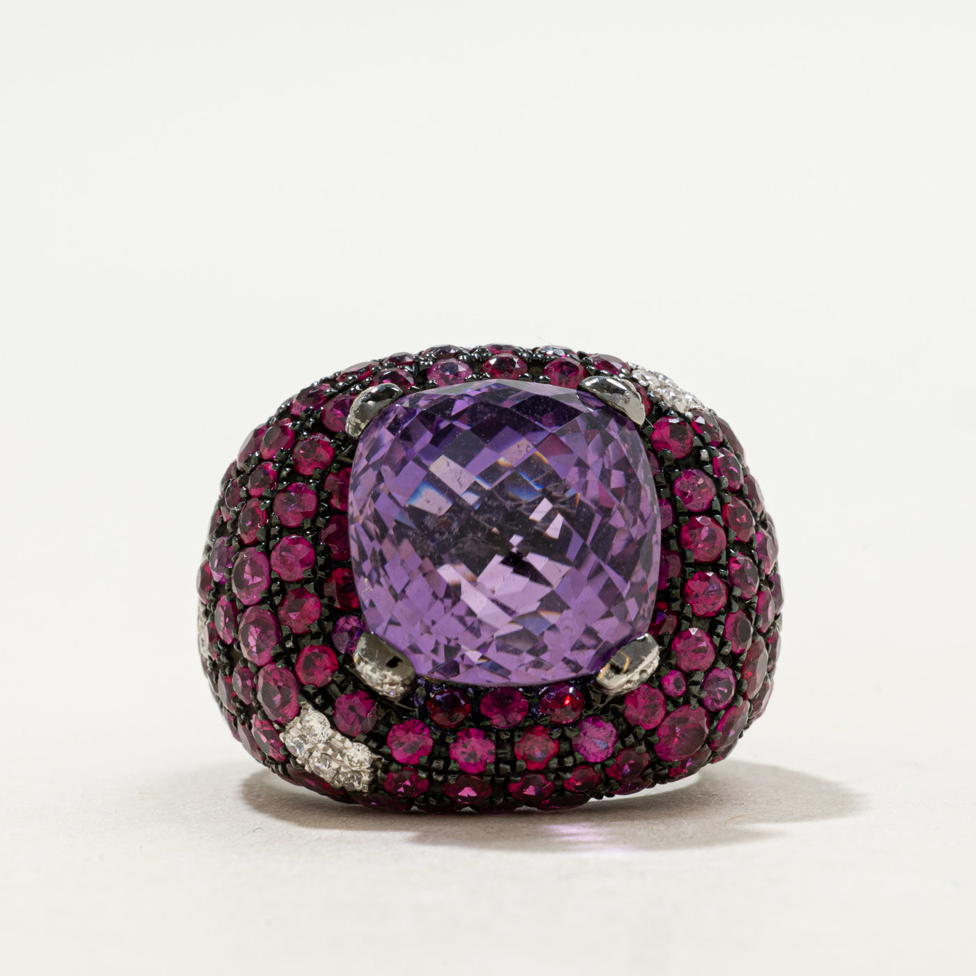 Bague en or blanc 18 carats rhodié noir, améthyste, rubis et diamants | 13,00 ct, 7,50 ct au total, 0,33 ct au total | Taille 6,5 |