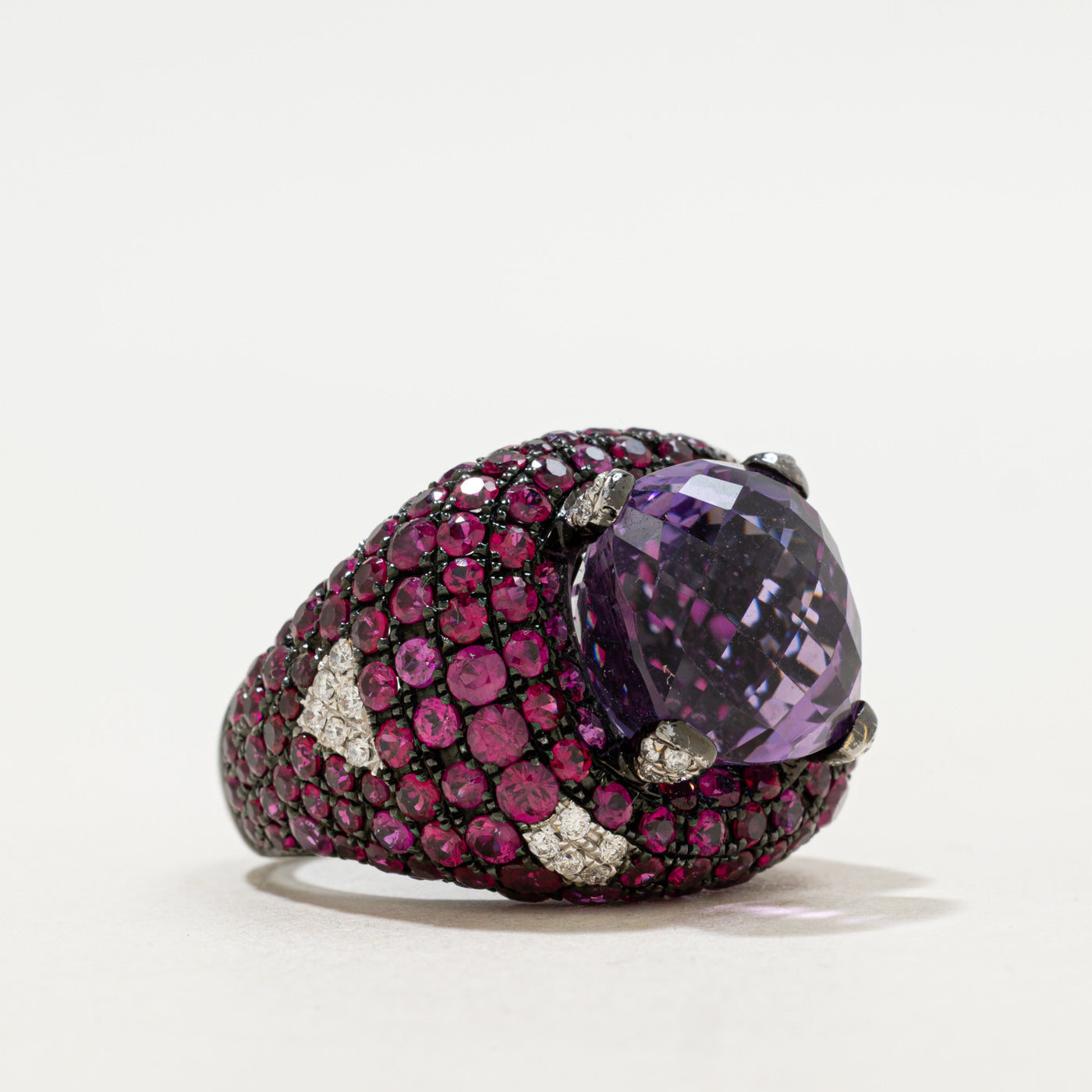 Bague en or blanc 18 carats rhodié noir, améthyste, rubis et diamants | 13,00 ct, 7,50 ct au total, 0,33 ct au total | Taille 6,5 |