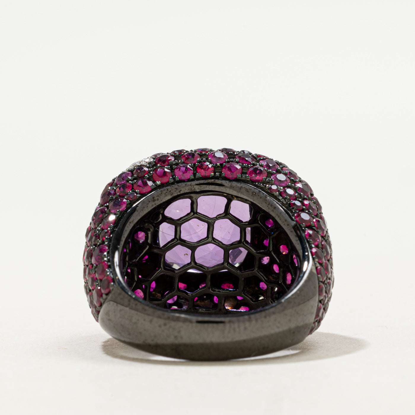 Bague en or blanc 18 carats rhodié noir, améthyste, rubis et diamants | 13,00 ct, 7,50 ct au total, 0,33 ct au total | Taille 6,5 |