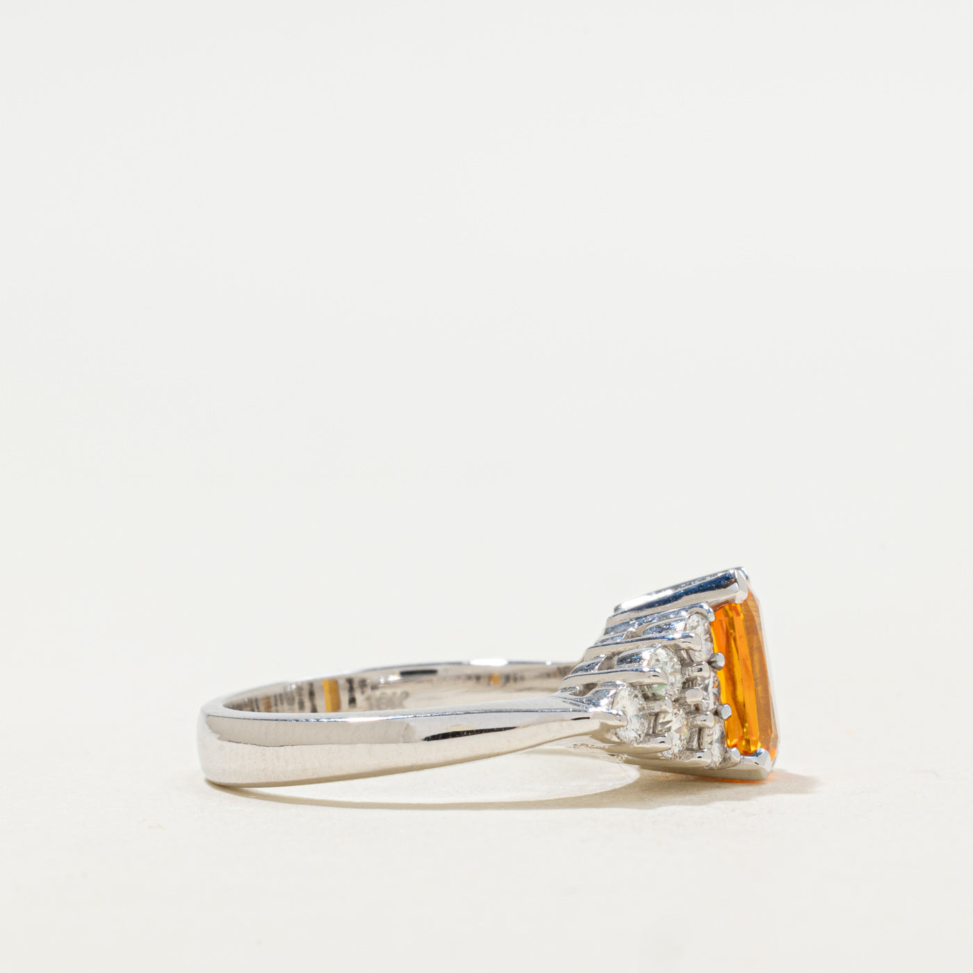 Bague en or blanc 18 carats, saphir orange et diamants | 1,45 ct, 0,60 ct au total | Taille 6,5 |