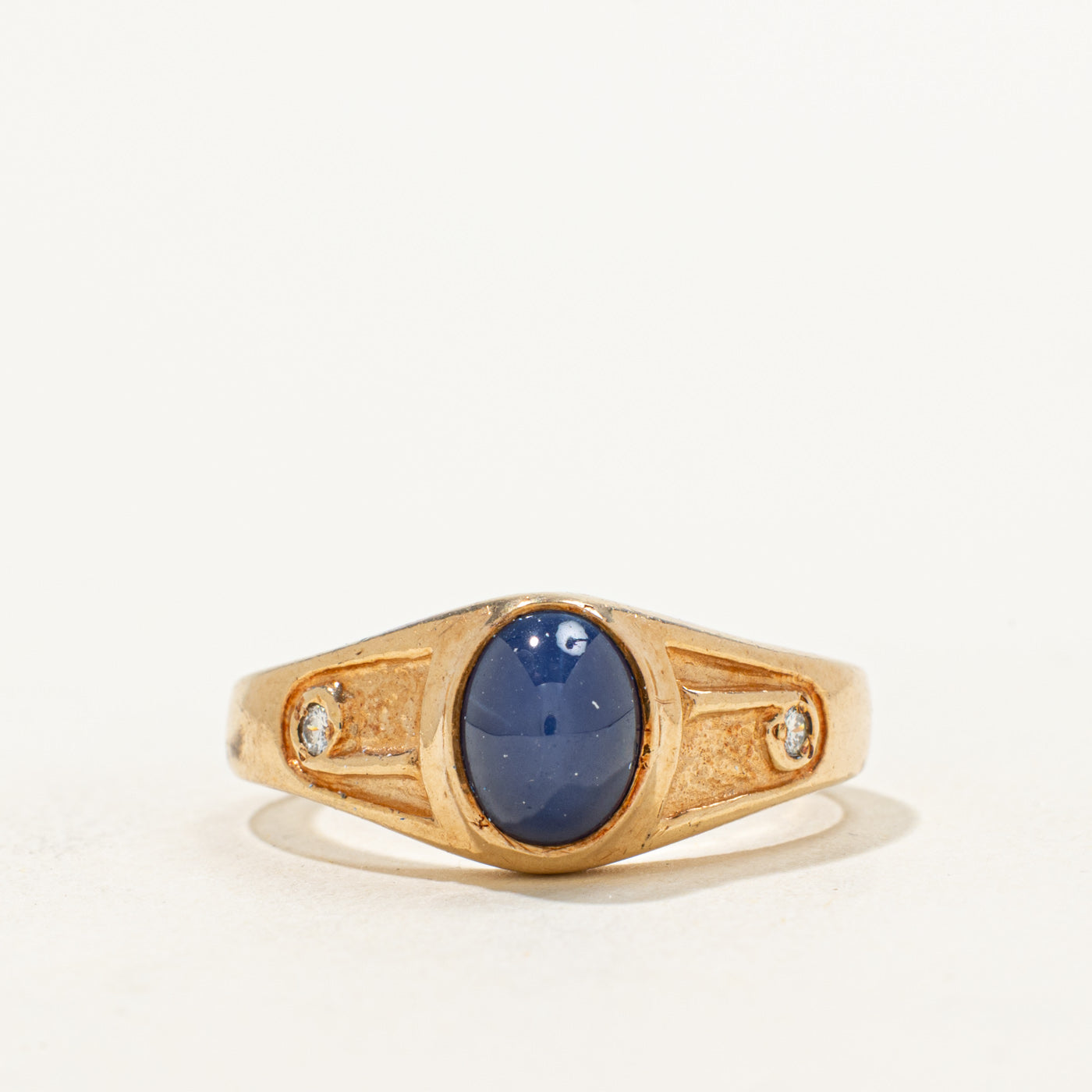 Bague sertie clos d'un saphir étoilé synthétique et de diamants | 1,35 ct, 0,04 ct au total | Taille 7,75 |