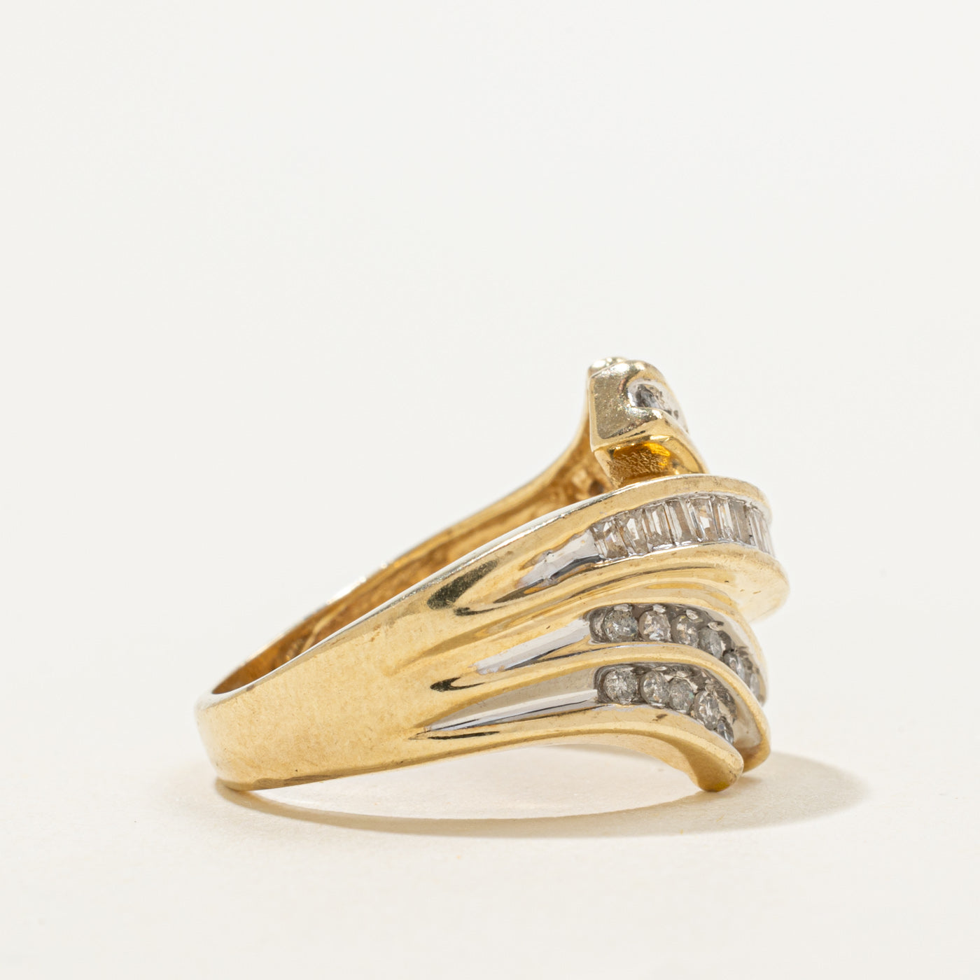 Bague large sertie de diamants Bypass Channel | 0,54 ct | Taille 6 |