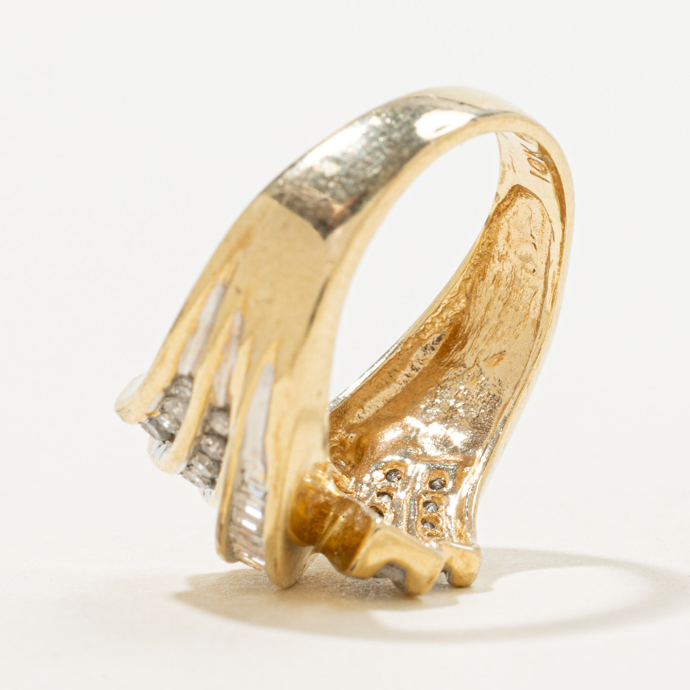 Bague large sertie de diamants Bypass Channel | 0,54 ct | Taille 6 |