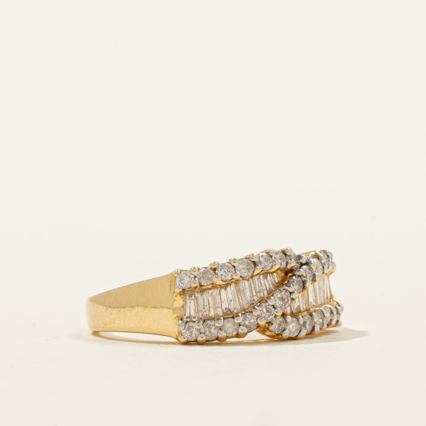 Bague sertie de plusieurs diamants | 0,84 ct au total | Taille 6,5 |