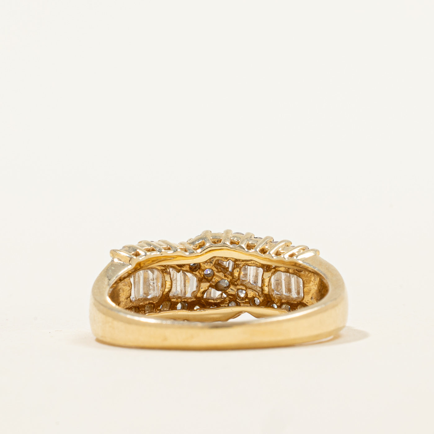 Bague sertie de plusieurs diamants | 0,84 ct au total | Taille 6,5 |