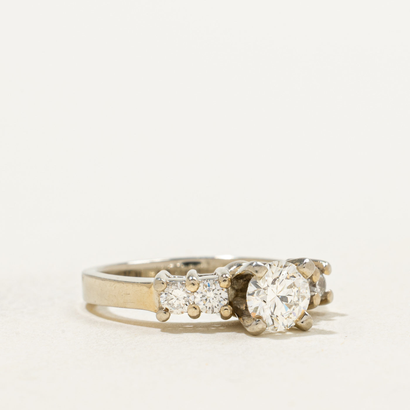 Bague sertie de cinq diamants | 0,57 ct au total | Taille 2,25 |