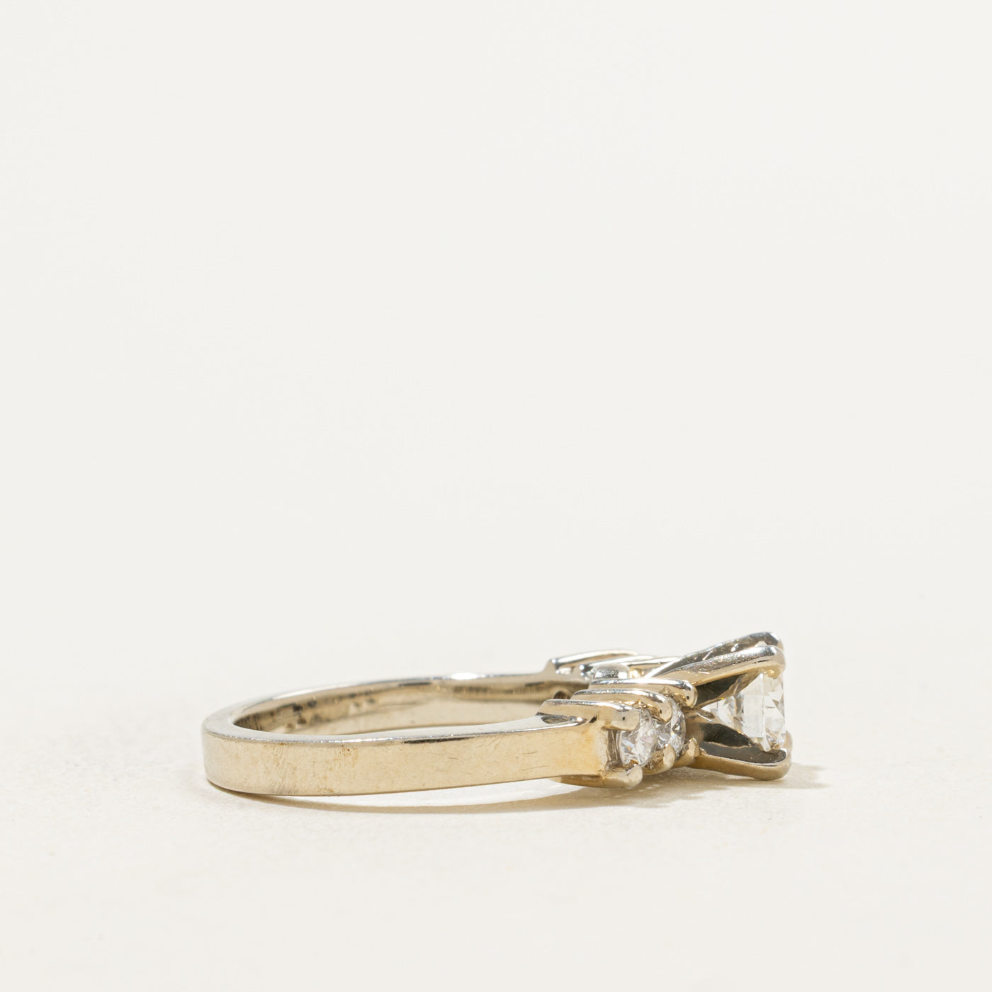 Bague sertie de cinq diamants | 0,57 ct au total | Taille 2,25 |