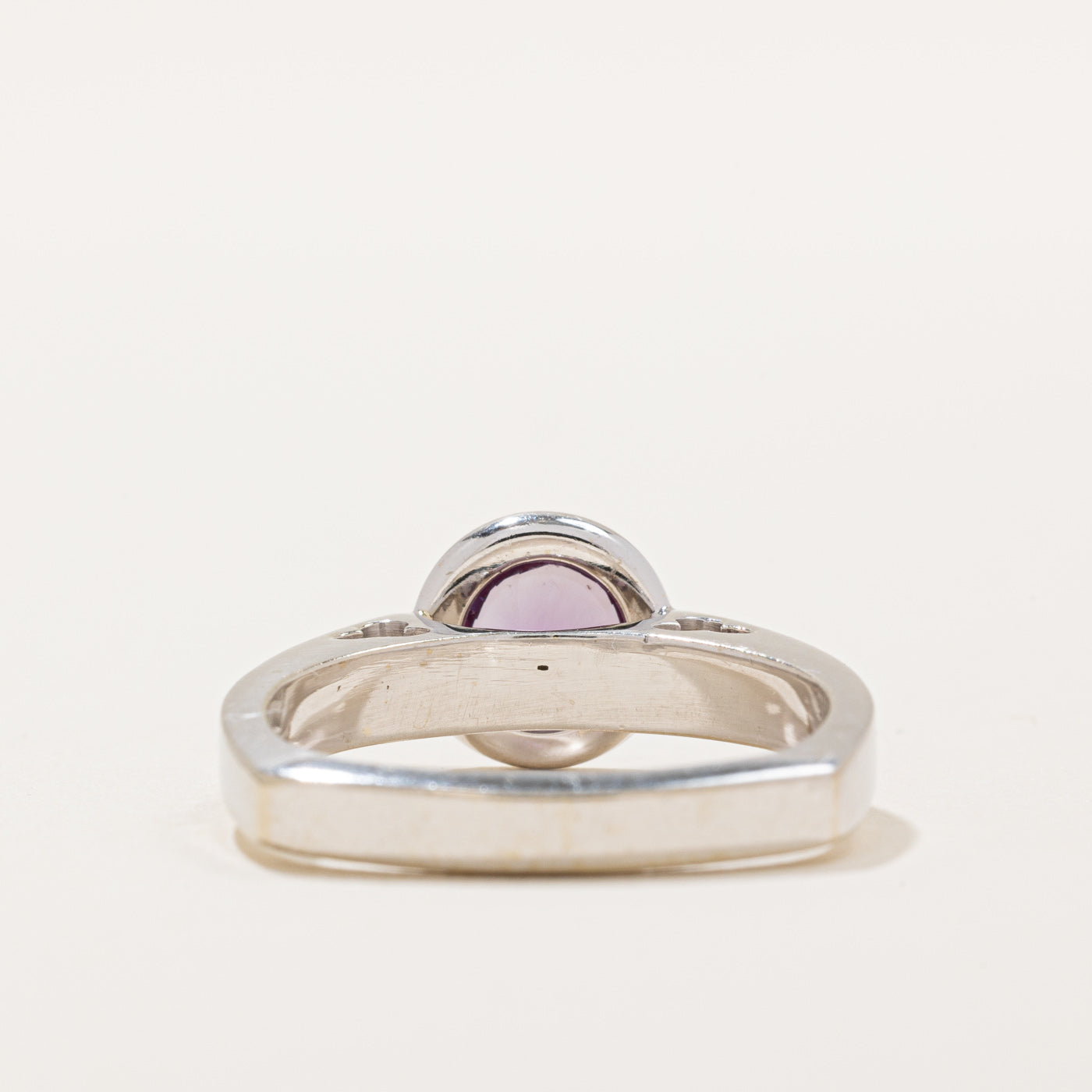 Bague en saphir violet synthétique et diamants | 1,20 ct, 0,16 ct au total | Taille 6,5 |