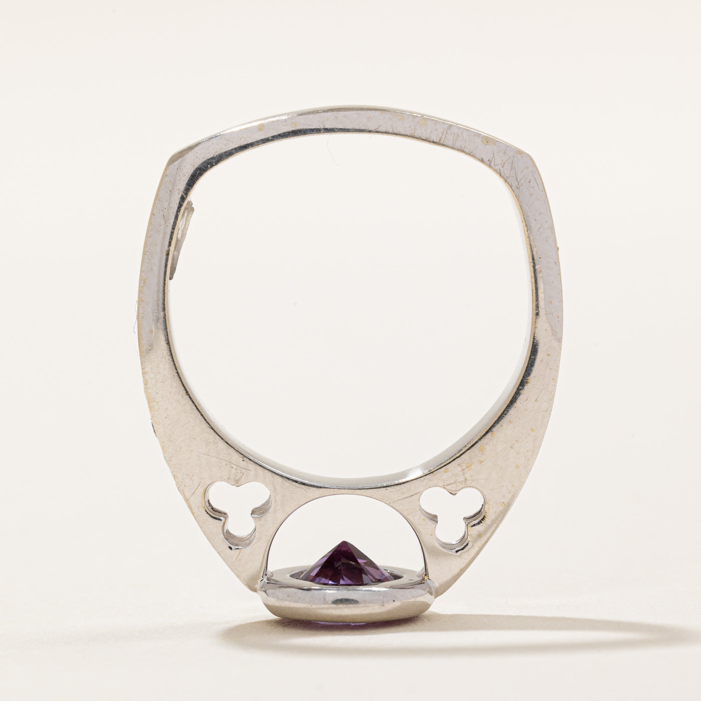 Bague en saphir violet synthétique et diamants | 1,20 ct, 0,16 ct au total | Taille 6,5 |