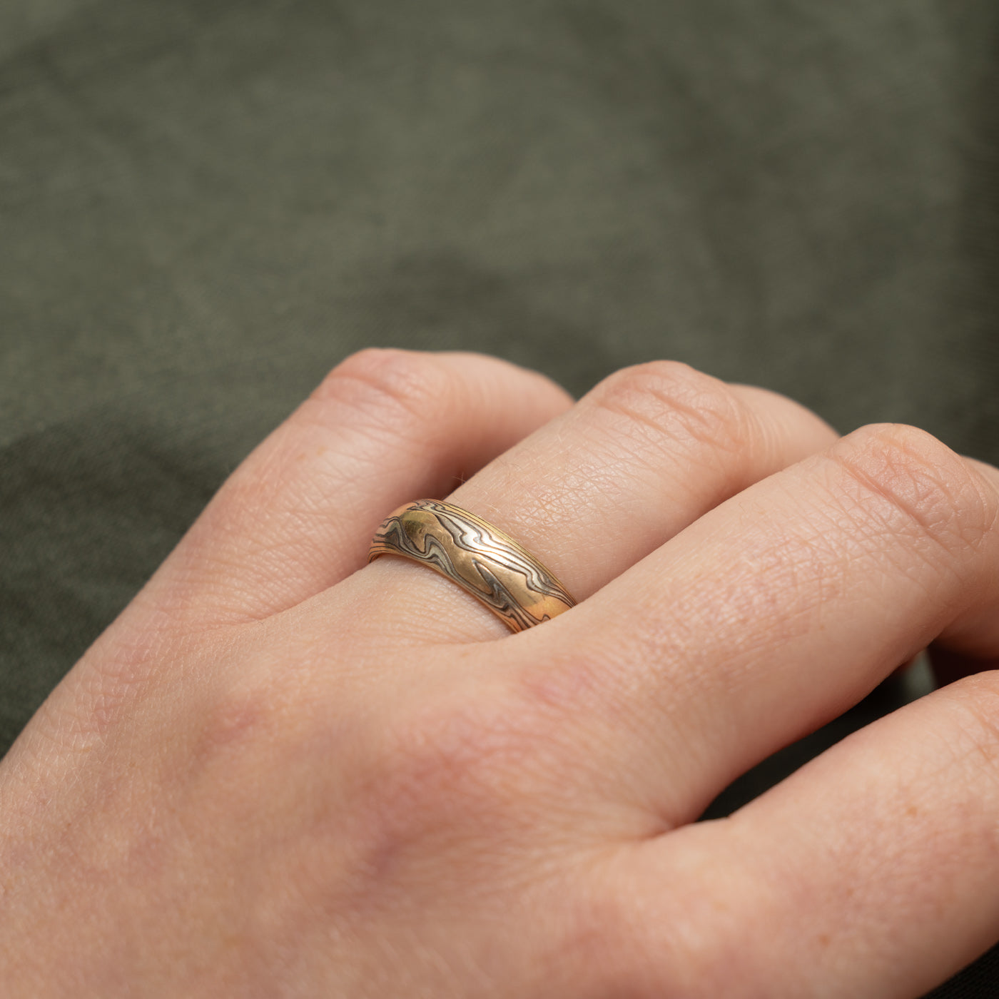 18k Two Tone Gold Textured Abstract Band | 5.90mm | SZ 7.5